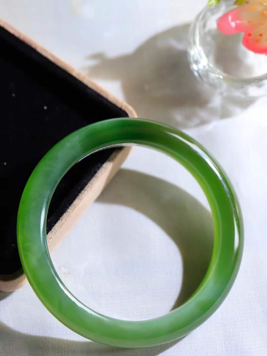 【温润如心.镯】

精品和田玉碧玉猫眼手镯，精选上等碧玉料，色泽清透，质地细腻。佩戴它，感受千年玉文化的温润与优雅，愿它为您带来平安与幸福。重57.8克  尺寸59-11.6-9.2mm  10353111A