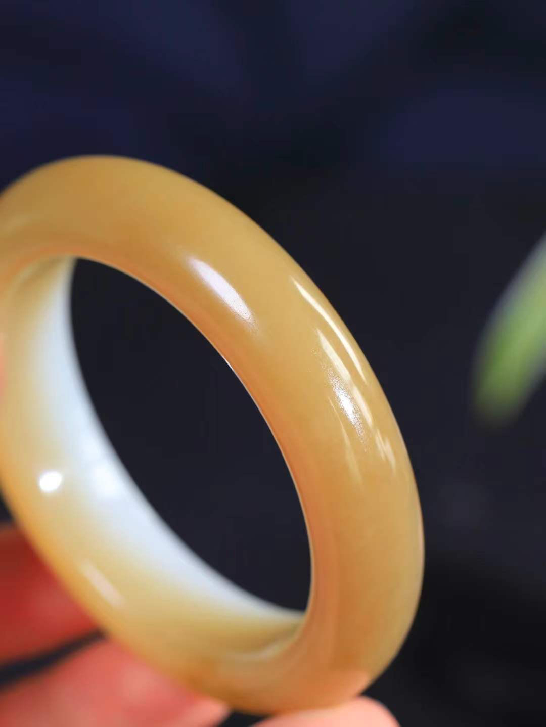 （温柔雅致.手镯）

精品️和田玉糖白玉手镯。镯型饱满，温润细腻，脂润沁香。️执一卷书，沏一盏茶，着一袭裙，戴一只镯。淡淡浅笺，素心若兰，静赏玉中诗画。悠悠岁月，芊手轻摘，盛满诗样芳华。重65克   尺寸52.5-14-10mm    FDL-66363133