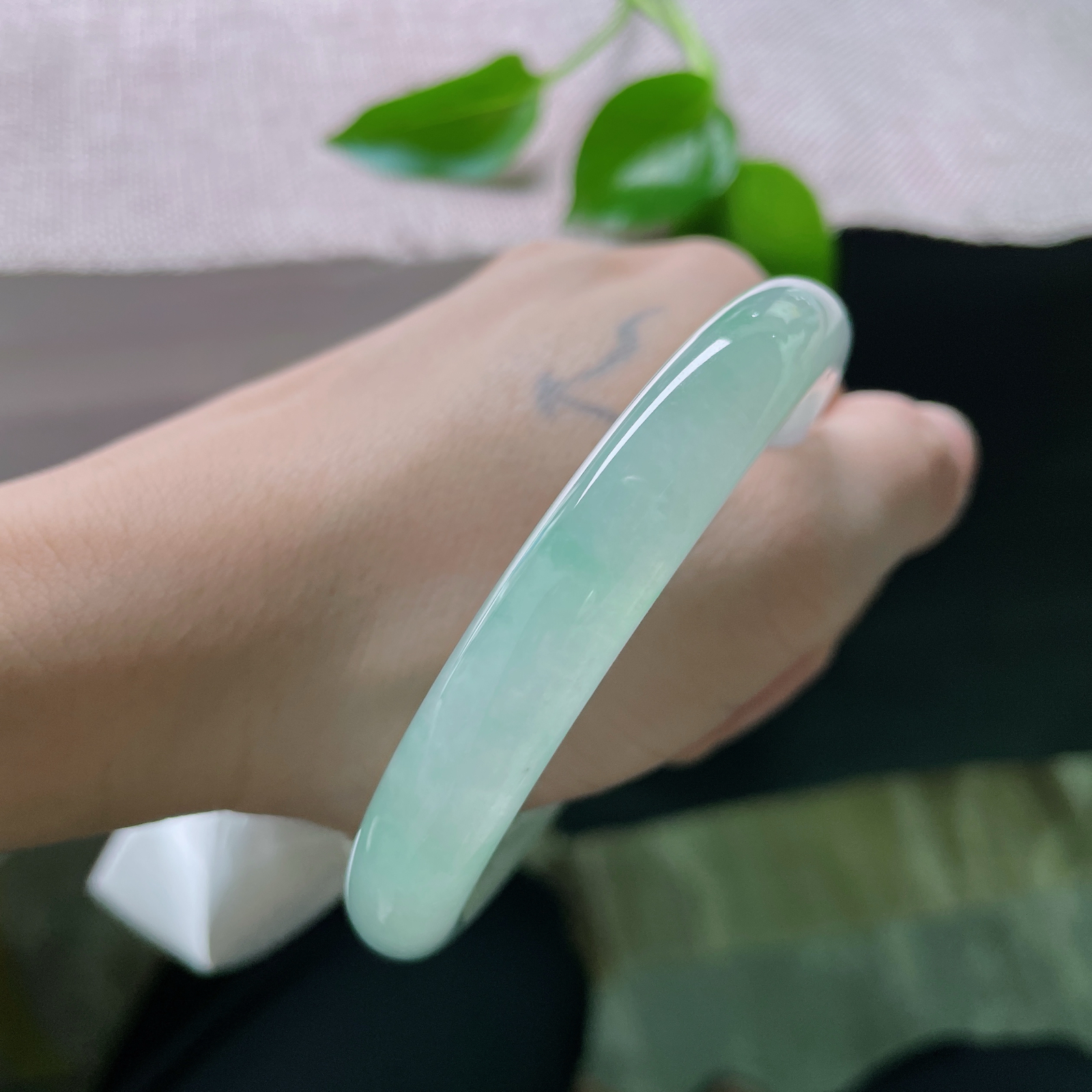 55/10.1，冰晴底圆条，时光沉淀的底色，是岁月赠予的温润诗篇。无暇