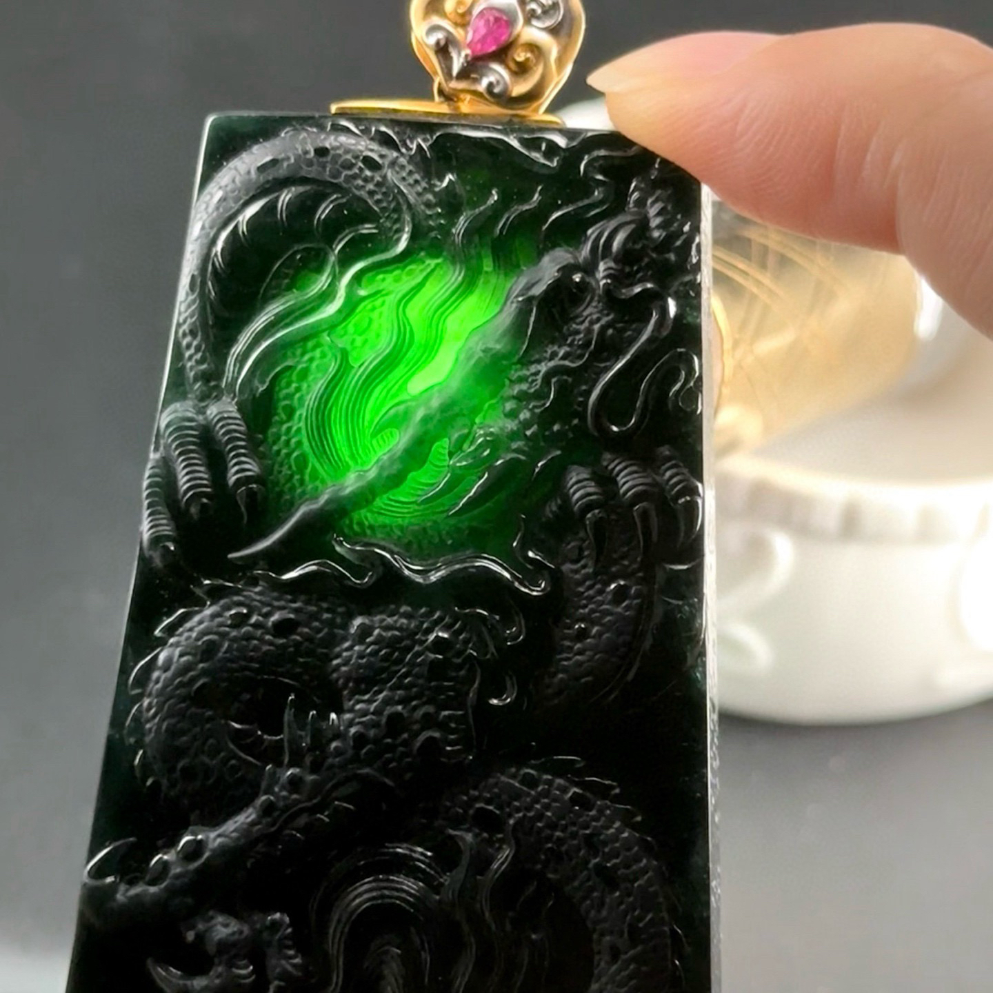 精品18k墨翠龙牌 种好色正 黑度极好 打灯通透 油性十足 尺寸61.1