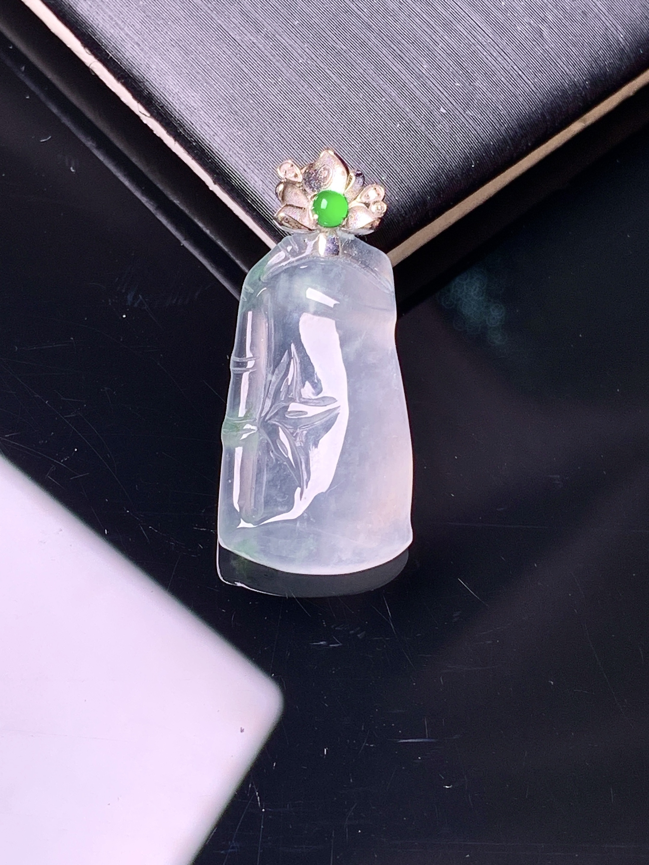 18k金镶嵌冰种竹节吊坠 玉质细腻 色泽艳丽清新 水润亮眼 整体尺寸26.6*12*5x5