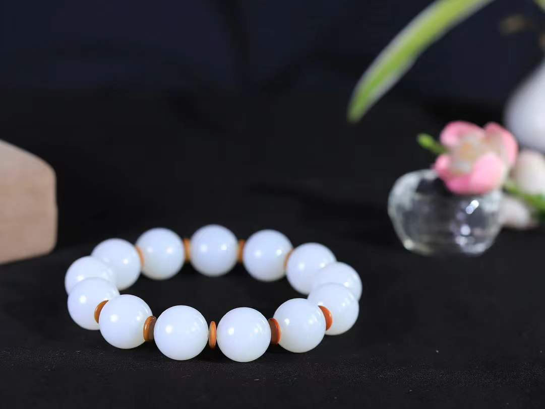 【珠圆玉润.手串】

收藏级臻品️和田玉白玉珠圆玉润手串 玉质温润细腻  整串打磨圆润，佩戴舒适。珠珠落玉盘，间关莺语花底滑，一生美好时光，无论身在何处，都有它相伴相守。事事顺遂，幸福美满，吉祥如意。重84.5克 尺寸取一16.2mm  FDA-22362533