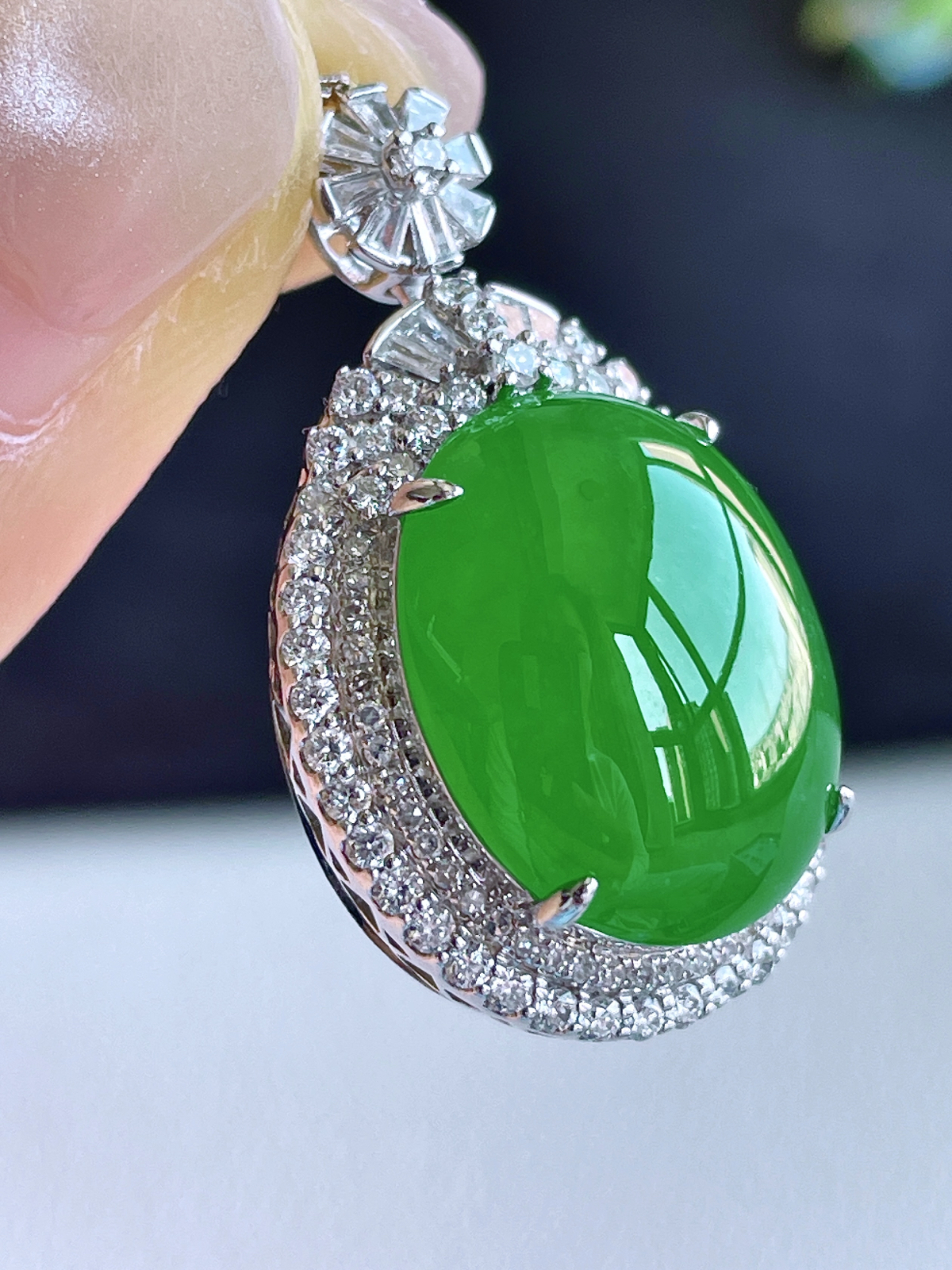 【镶嵌】高冰阳绿大蛋面大鸽子蛋吊坠  
【说明】18k金镶嵌 性价比高  
【整体】29.7-18