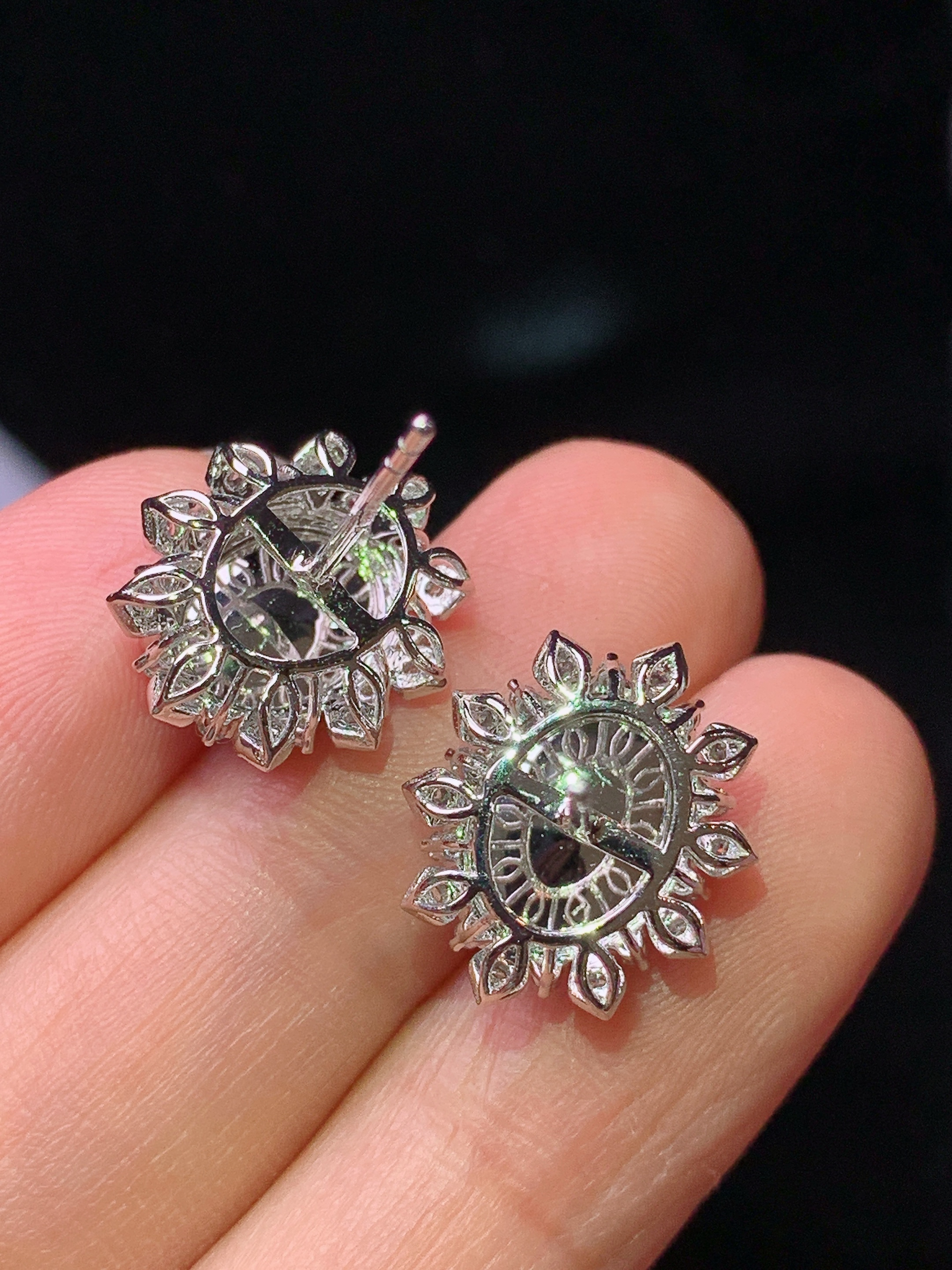 18k金钻镶嵌满绿蛋面耳钉 玉质细腻 色泽艳丽清新 水润亮眼 整体尺寸14.8*12.5*8.7L2