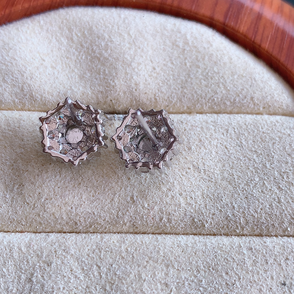 冰满绿翡翠925银镶嵌耳钉，自然光实拍，翠色灵动，颜色漂亮，种老水足，品相佳，佩戴佳品！W502.31  取一整体尺寸：10-5.8mm  裸石尺寸：4.6mm