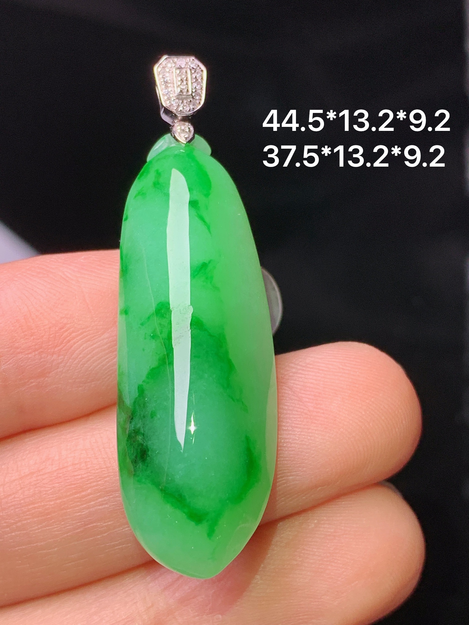 18k金钻镶嵌翠绿福瓜吊坠 玉质细腻 色泽艳丽清新 水润亮眼 整体尺寸44.5*13.2*9.2z1