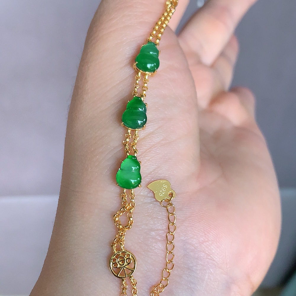 冰润翡翠满绿葫芦手链，水水润润，珠圆玉润，颜色鲜艳，妙明清净，清秀高雅，佩戴效果优雅迷人！性价比超值 W481.31 取一尺寸：11-6.2-4.6mm    裸石尺寸大： 8-6mm