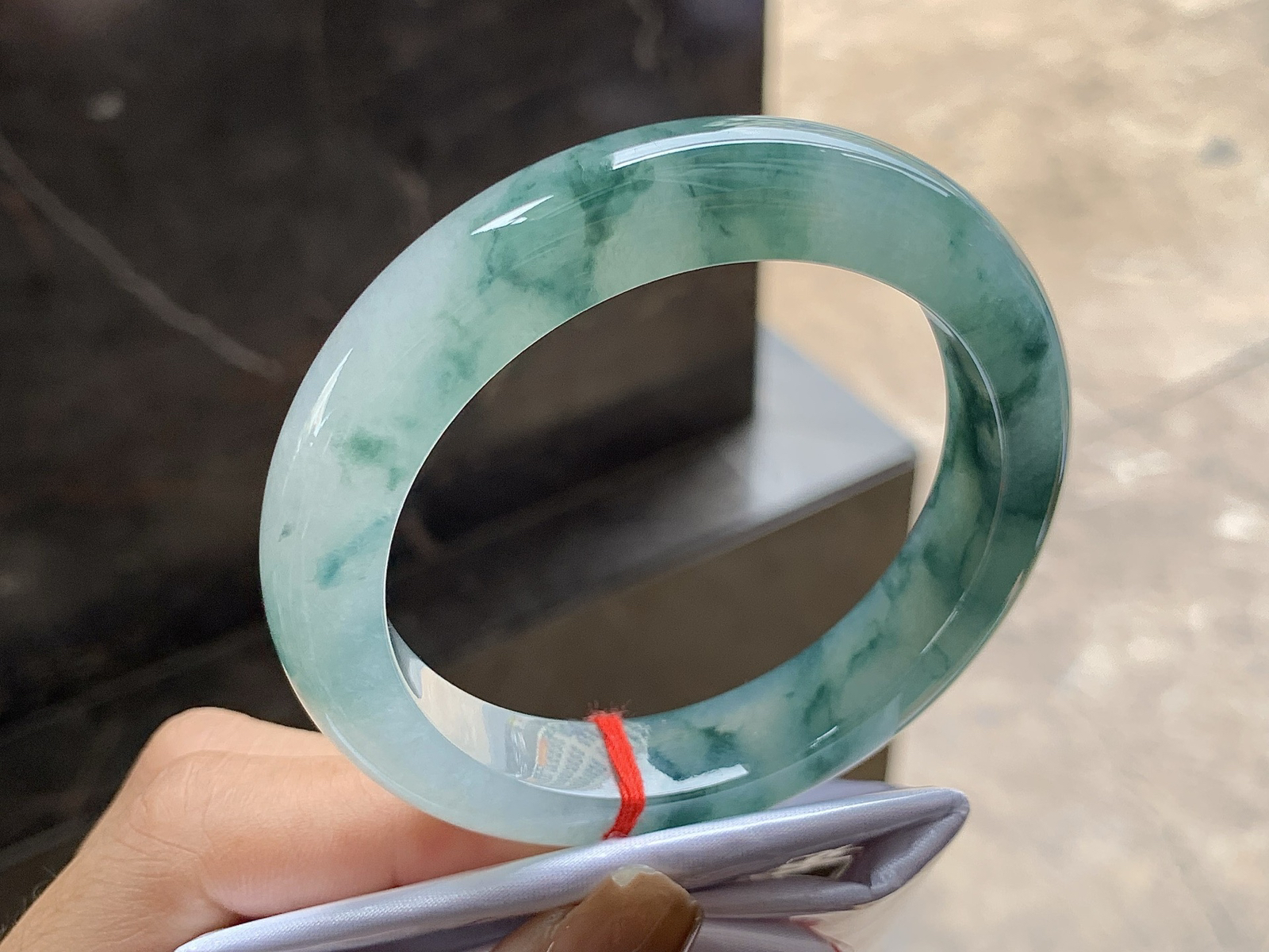 56.5-12.5-9.1

飘花手镯^_^鲜艳 玉质细腻 花色好看