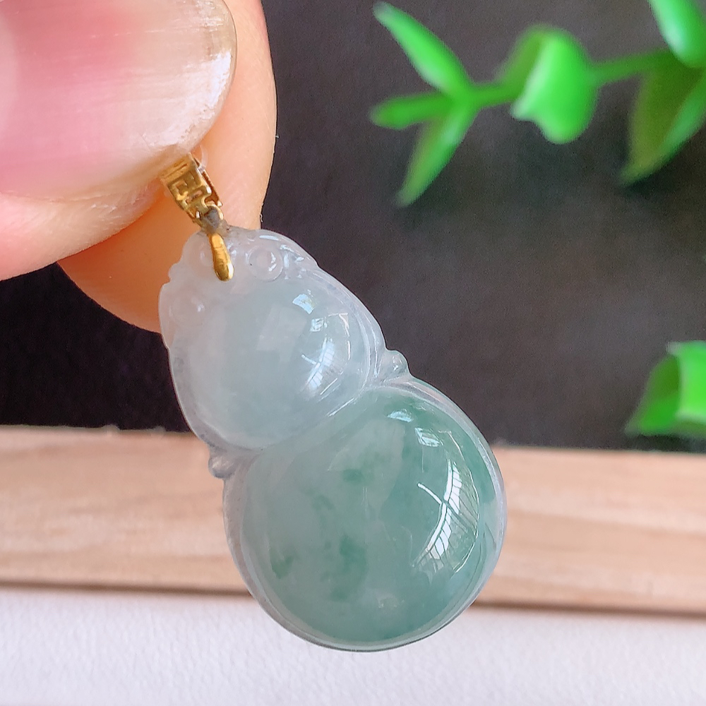 18k金扣冰润飘花葫芦翡翠吊坠  寓意“福禄双全，加官进爵，财源滚滚” 莹润通透，抱满大气  清新脱俗    W49.31 尺寸：26-15.3-5.5mm