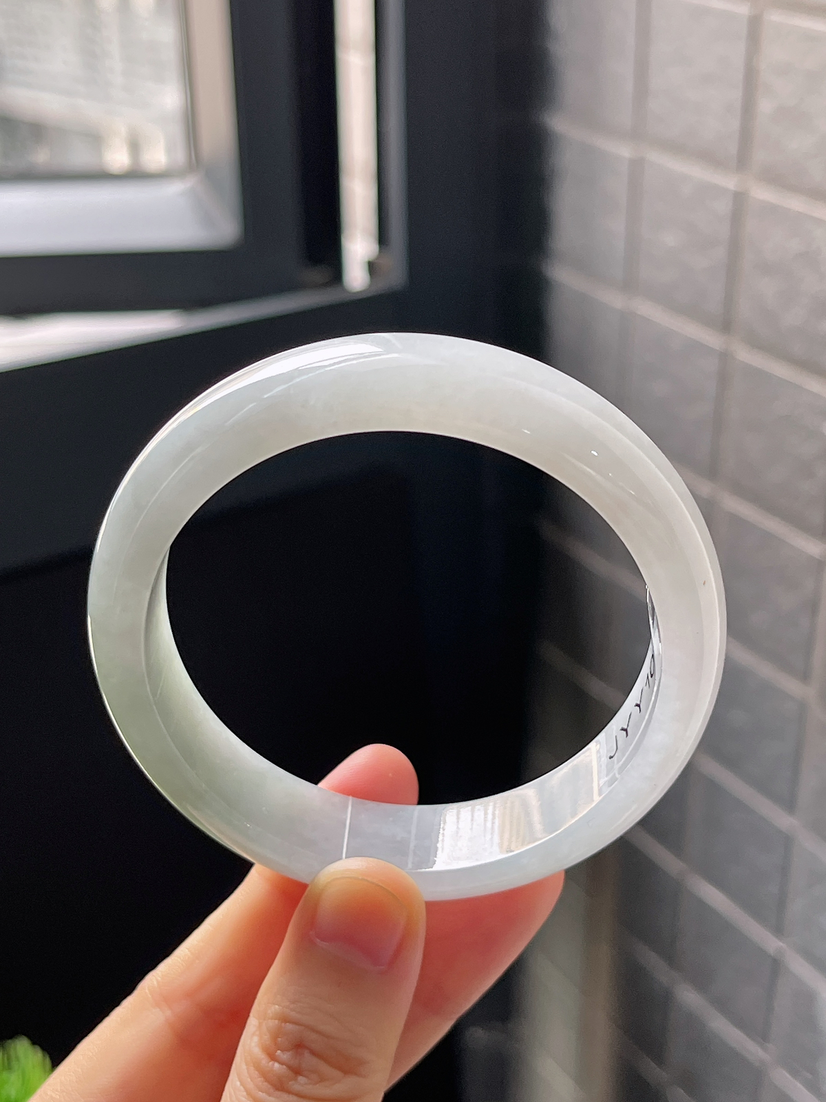 正圈57.8圈口，翡翠冰糯种淡绿色手镯