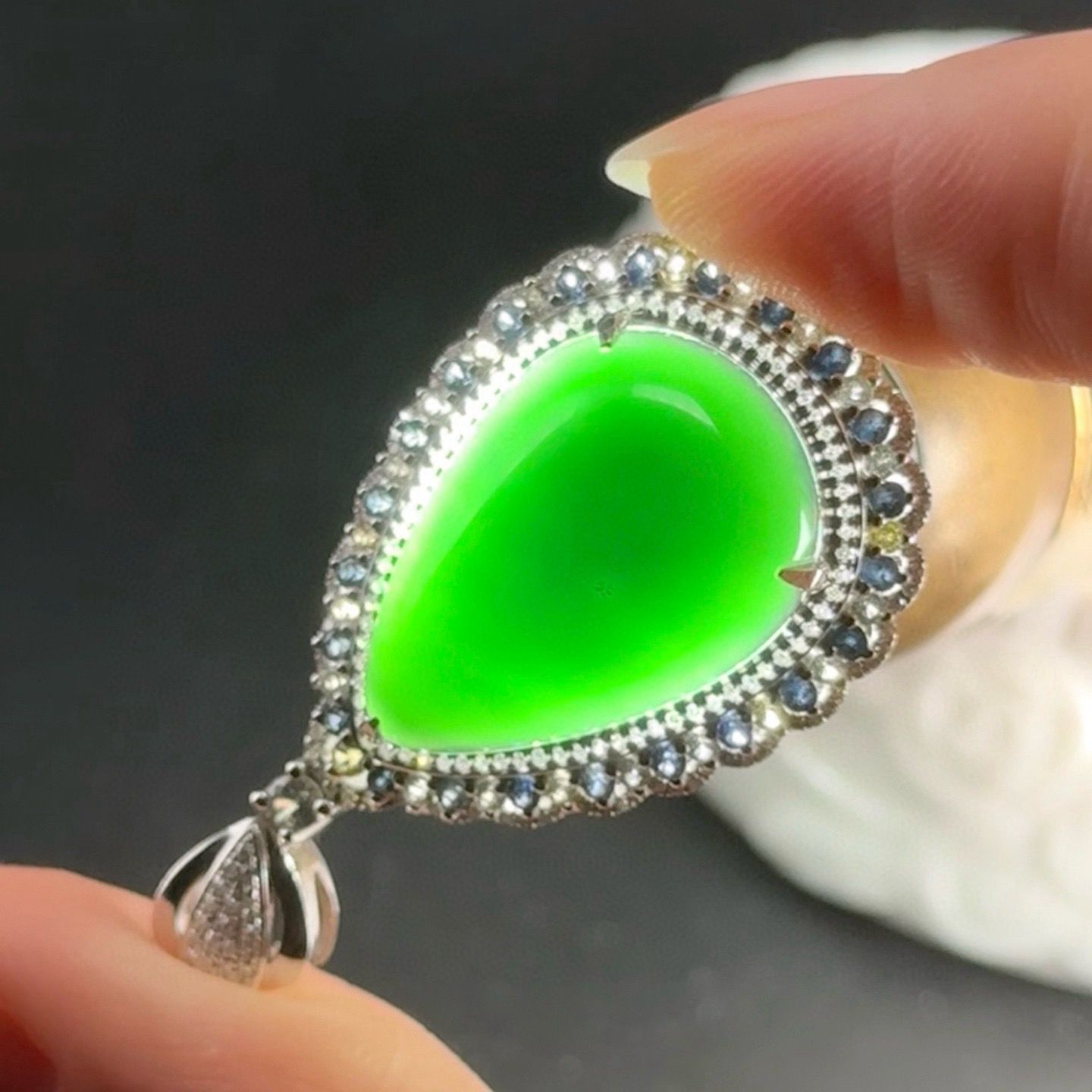 精品18k墨翠水滴吊坠 种好色正 黑度极好 打灯通透 油性十足