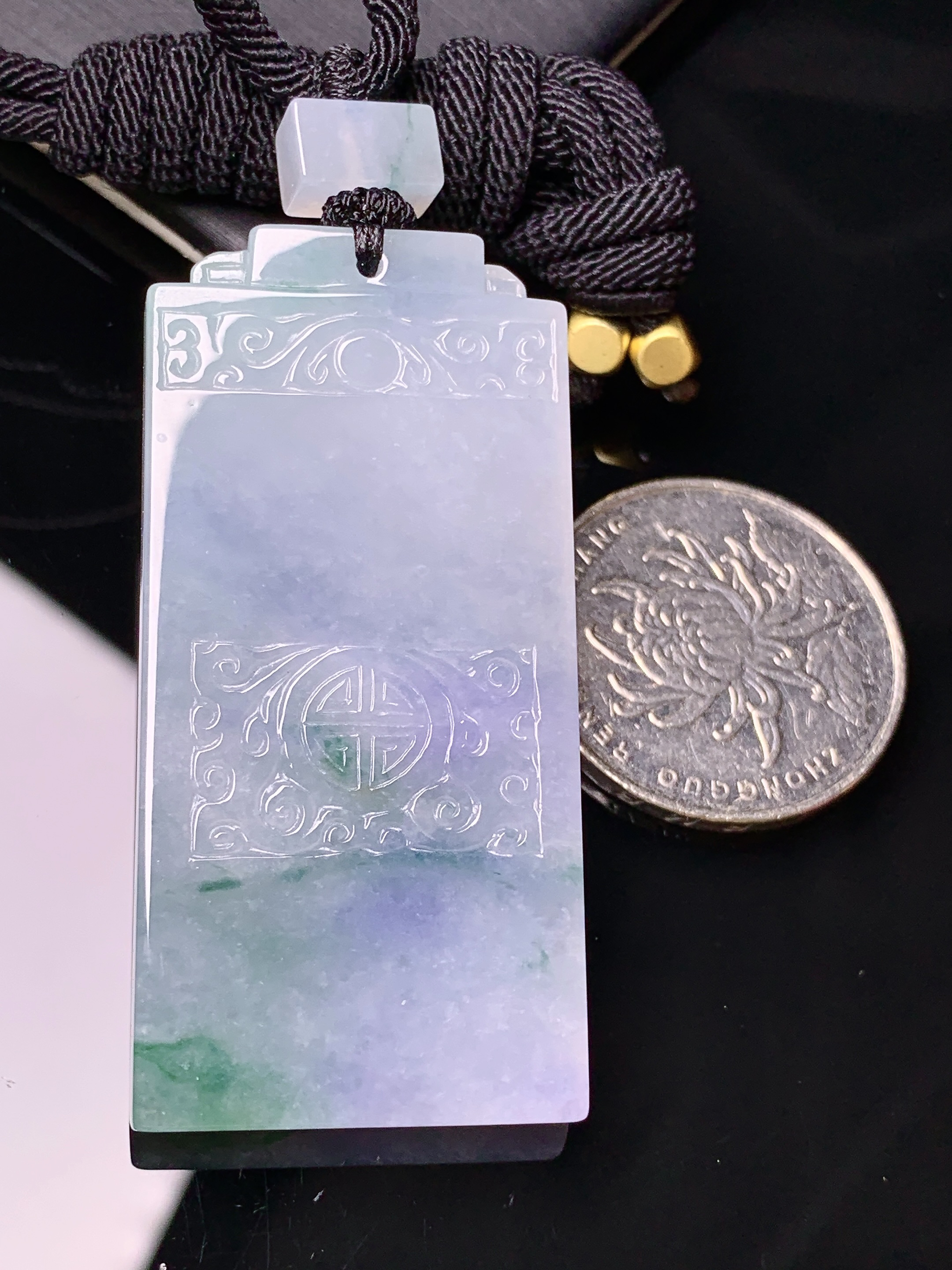 紫罗兰飘花无事牌吊坠 玉质细腻 色泽艳丽清新 水润亮眼 整体尺寸52.2*25*5L1