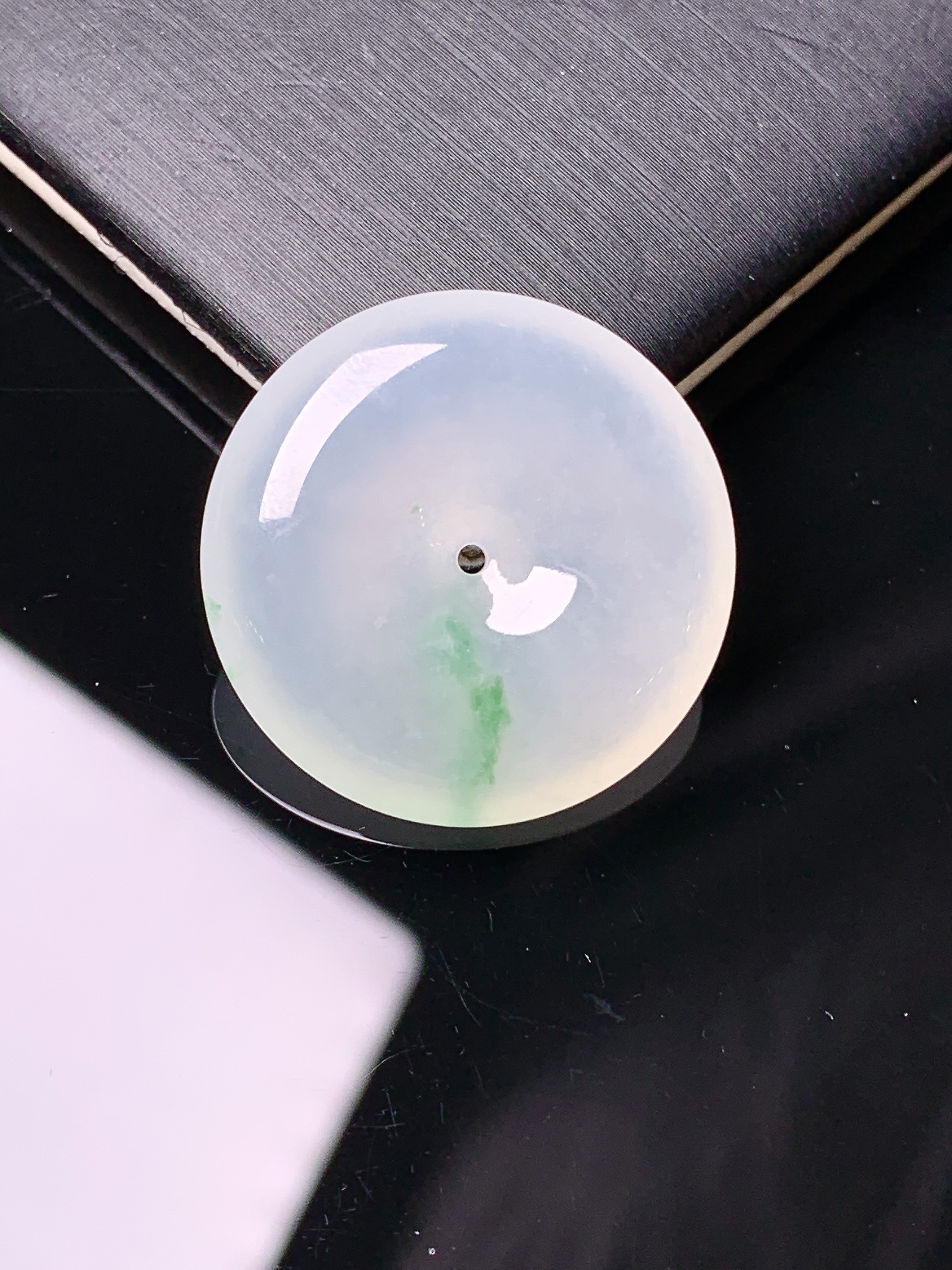 冰种平安扣吊坠 玉质细腻 色泽艳丽清新 水润亮眼 整体尺寸24.3*5.5x1