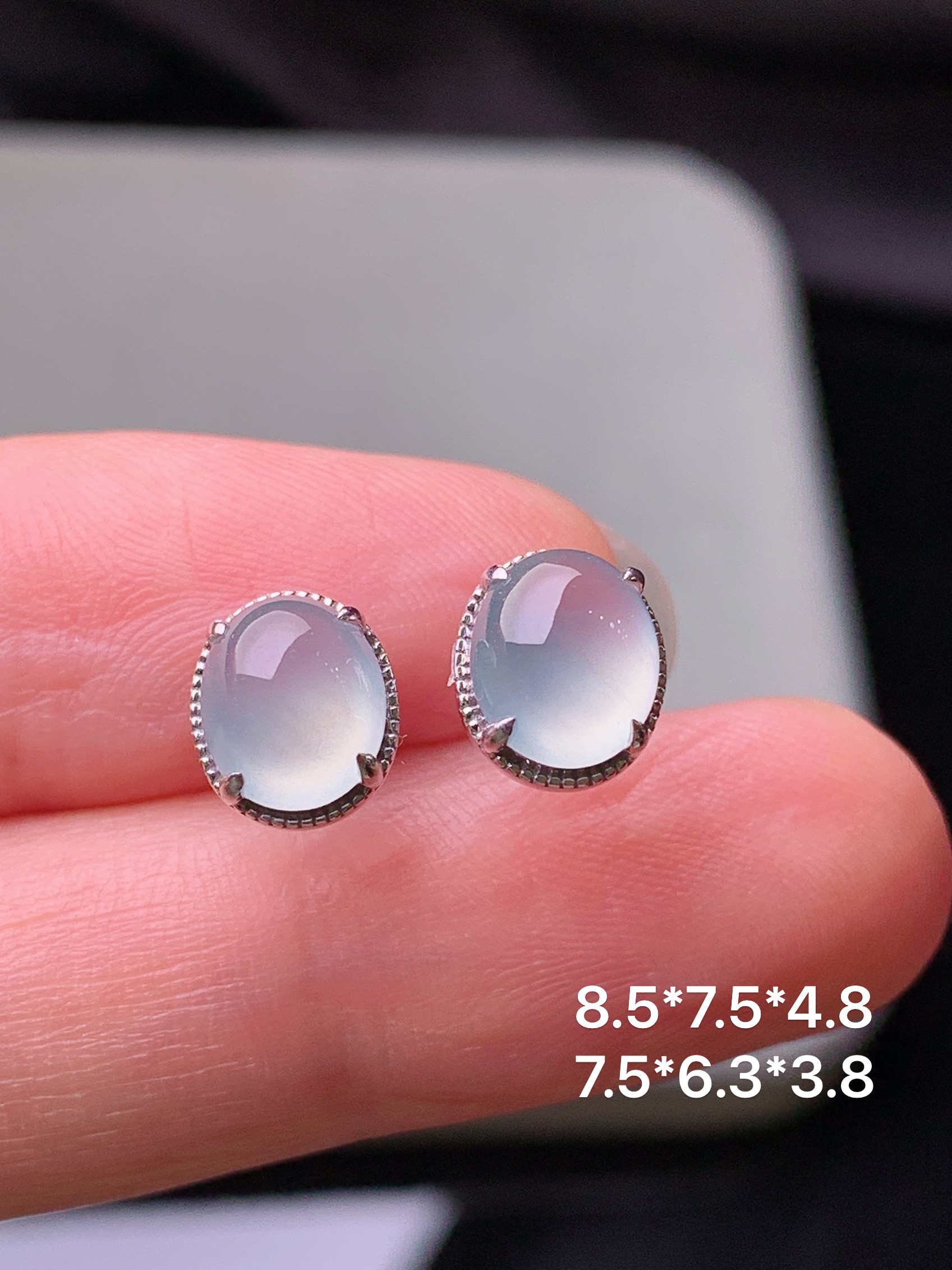 18k金镶嵌冰种蛋面耳钉 玉质细腻 色泽艳丽清新 水润亮眼 整体尺寸8.5*7.5*4.8j2