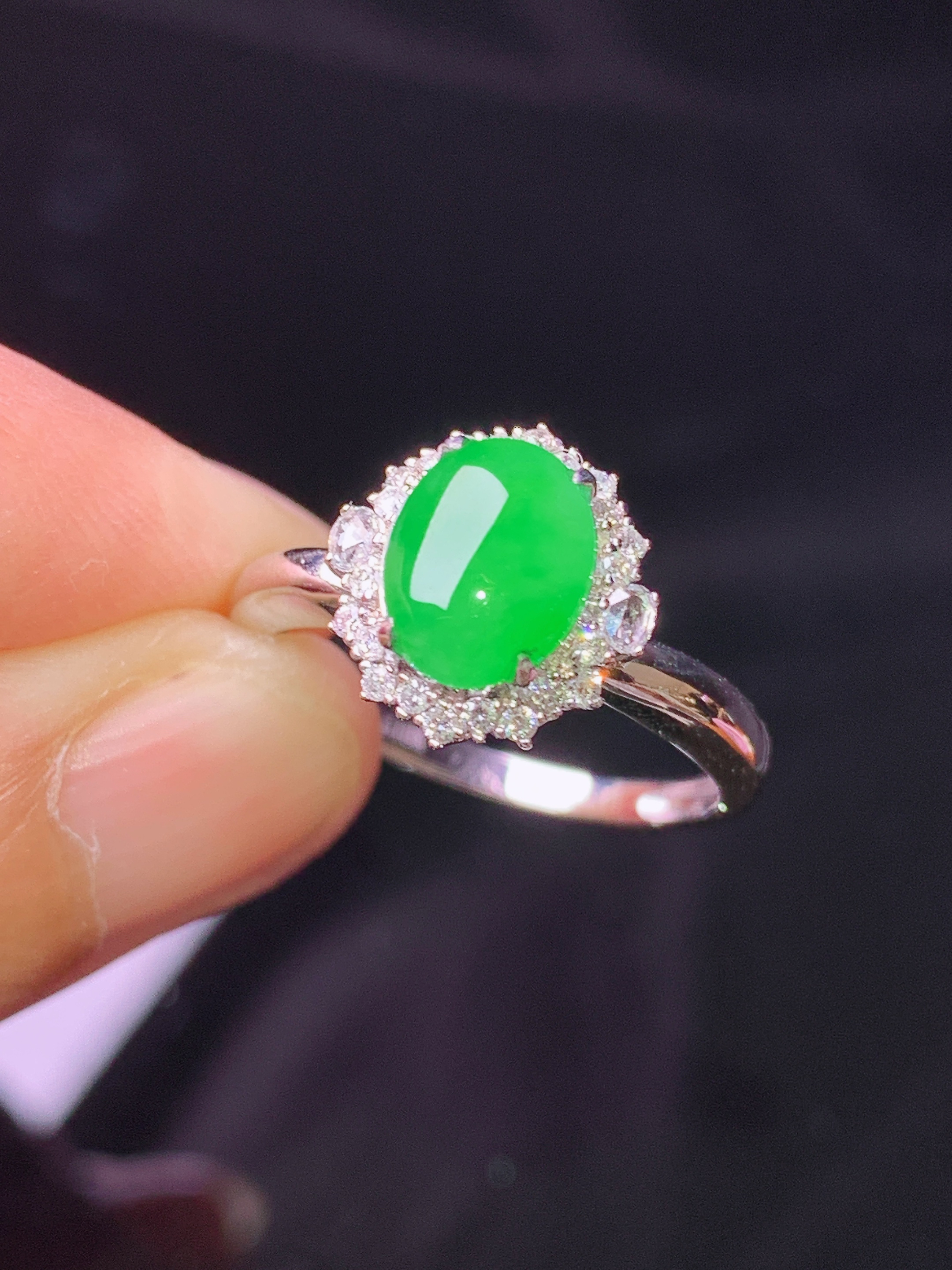 18k金钻镶嵌翠绿蛋面戒指 玉质细腻 色泽艳丽清新 水润亮眼 圈口14.5 整体尺寸11.3*10.5*8j2
