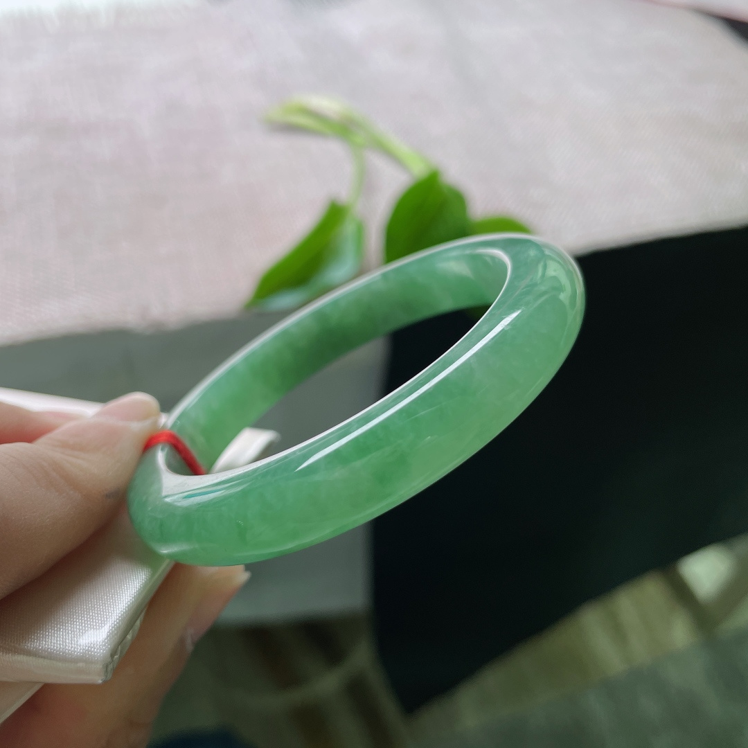 52.2/10.1/8，豆绿底正圈，水润细腻，集优雅与贵气于一身，一点皮纹，ss50127a