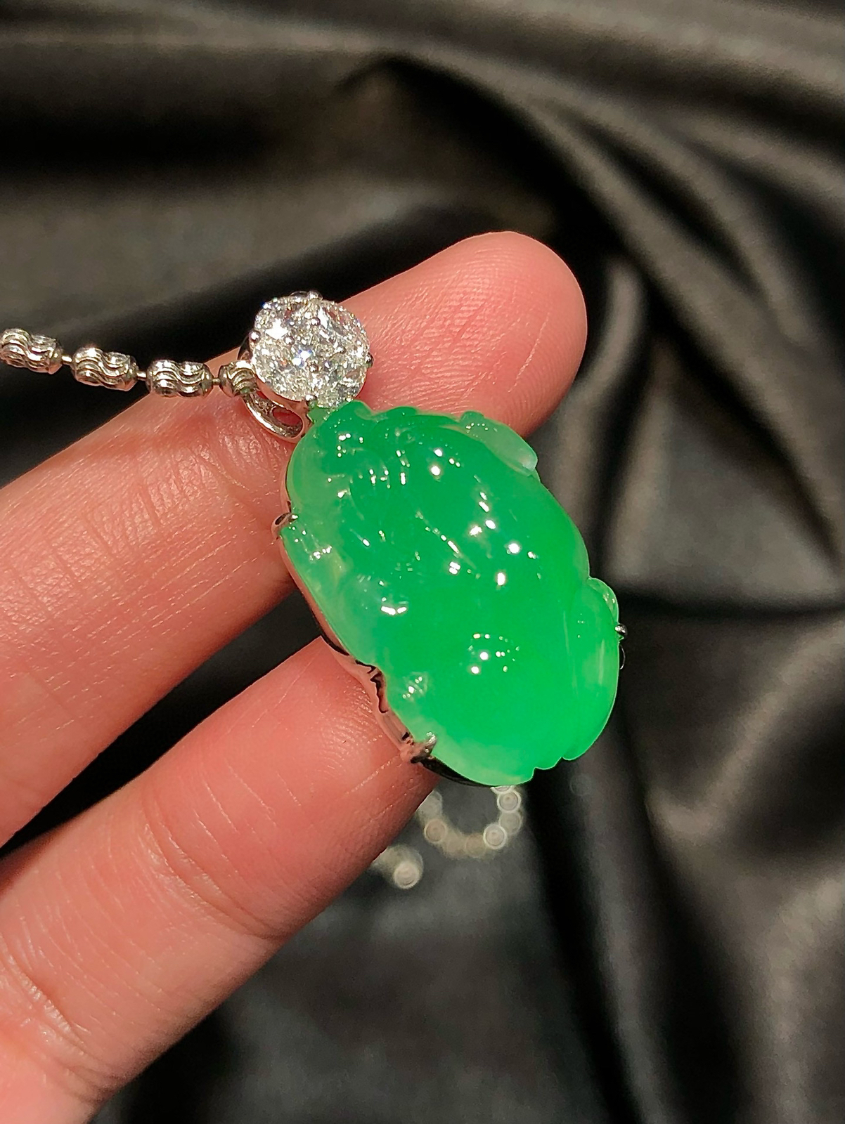 高冰阳绿貔貅吊坠 ，超级饱满厚庄，立体感十足，水润阳绿，佩戴清新怡人，甜美可爱.
整体尺寸：28.5x14.8x12