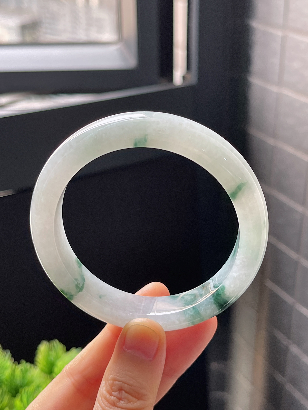 正圈56圈口，翡翠冰糯种飘绿手镯