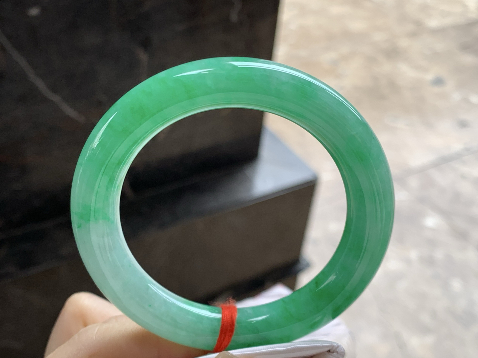 56-11.3

带色圆条手镯^_^肉质细腻 绿色浓郁大