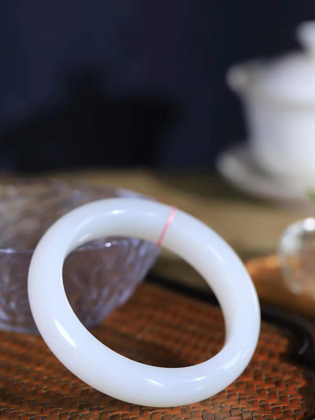 【柔情素语·手镯】

精品和田玉白玉手镯，玉质细腻温润，手感舒适，️线条流畅，简约大气，美自天成，佩戴于腕间，婉约之美，举手投足间透出那份低调奢华，醉人心扉。重66.3克 内径圈口56.5mm  尺寸14-9.5mm   FDA-55352703