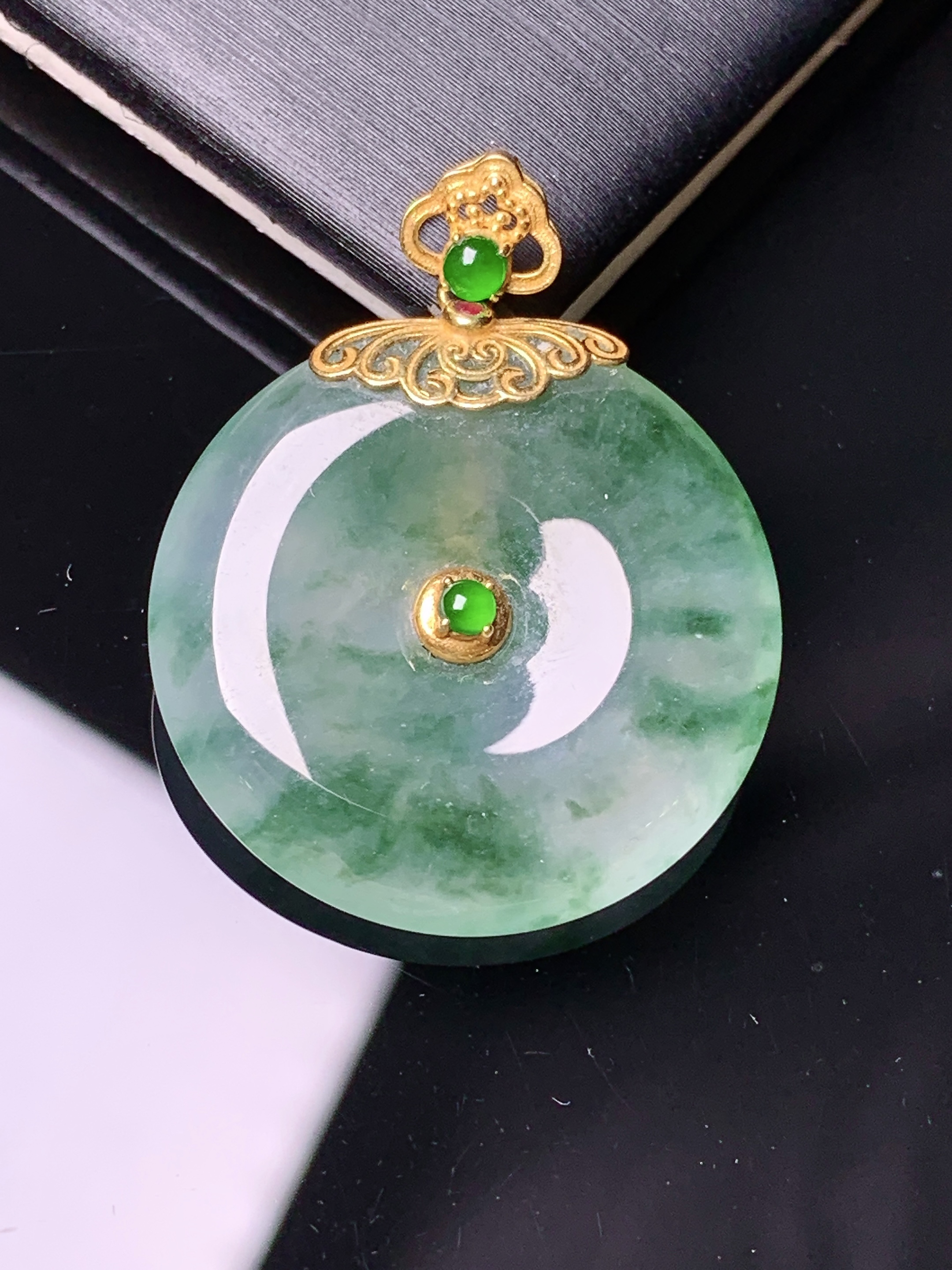 18k金镶嵌冰种飘绿平安扣吊坠 玉质细腻 色泽艳丽清新 水润亮眼 整体尺寸30*23.6*4.6*2