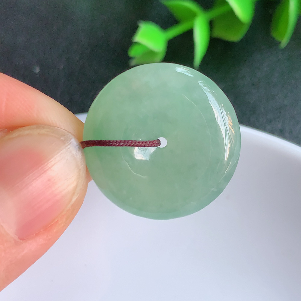 冰润平安扣吊坠，厚装饱满，冰润剔透，细腻水足，种质润泽，飘花灵动，佩戴优雅大气，W357.31   尺寸：22.5-5.6mm