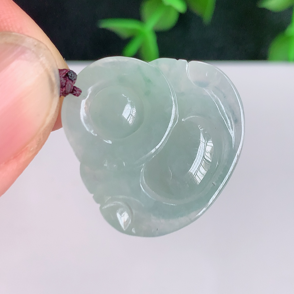 冰润佛公挂件 玉质细腻  精雕弥勒佛，笑佛福耳垂肩，面相喜庆，开怀大笑，憨态可掬。惟妙惟肖，寓意福禄双全，吉祥美满，笑口常开 W357.31  尺寸：23-24-5.8mm