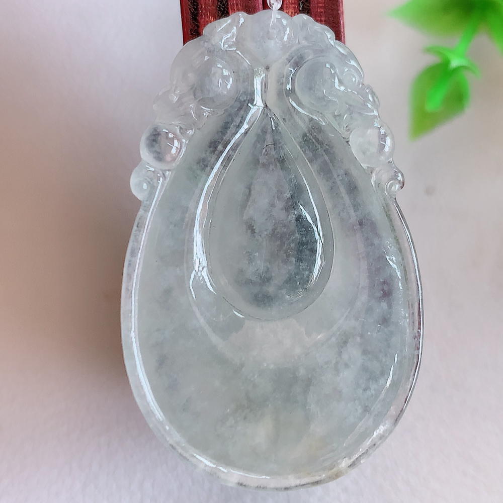 冰润福贝翡翠吊坠，寓意“辈辈有福，财源广进”水足莹润。通体清新通透，佩戴效果优雅迷人，W49.31  尺寸：39-24.5-5.8mm
