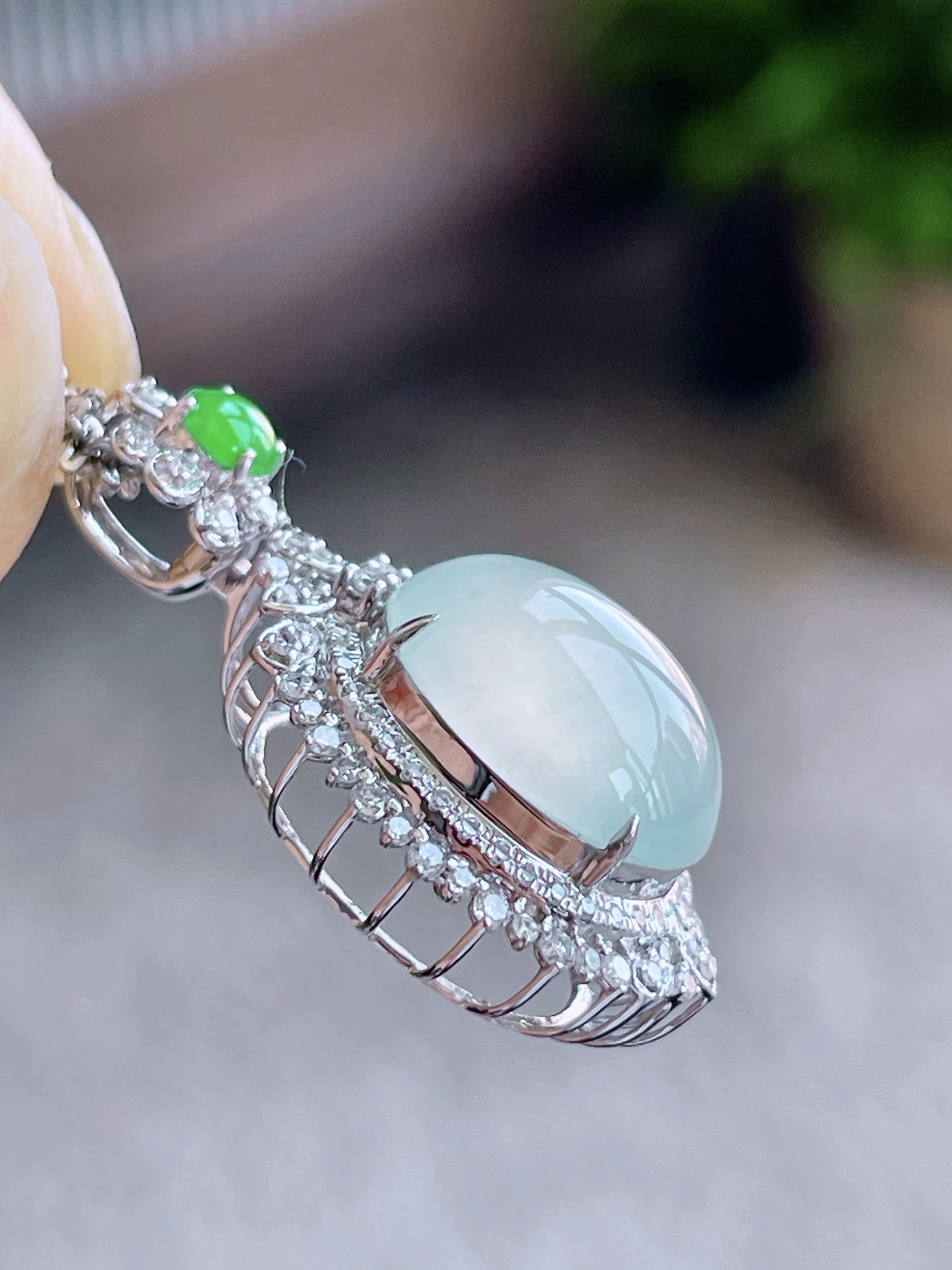 【镶嵌】冰蛋面吊坠  
【说明】缅料 18k金镶嵌 性价比高  
【整体】27-15.8-10.7
【裸石】12.4-11.2-5