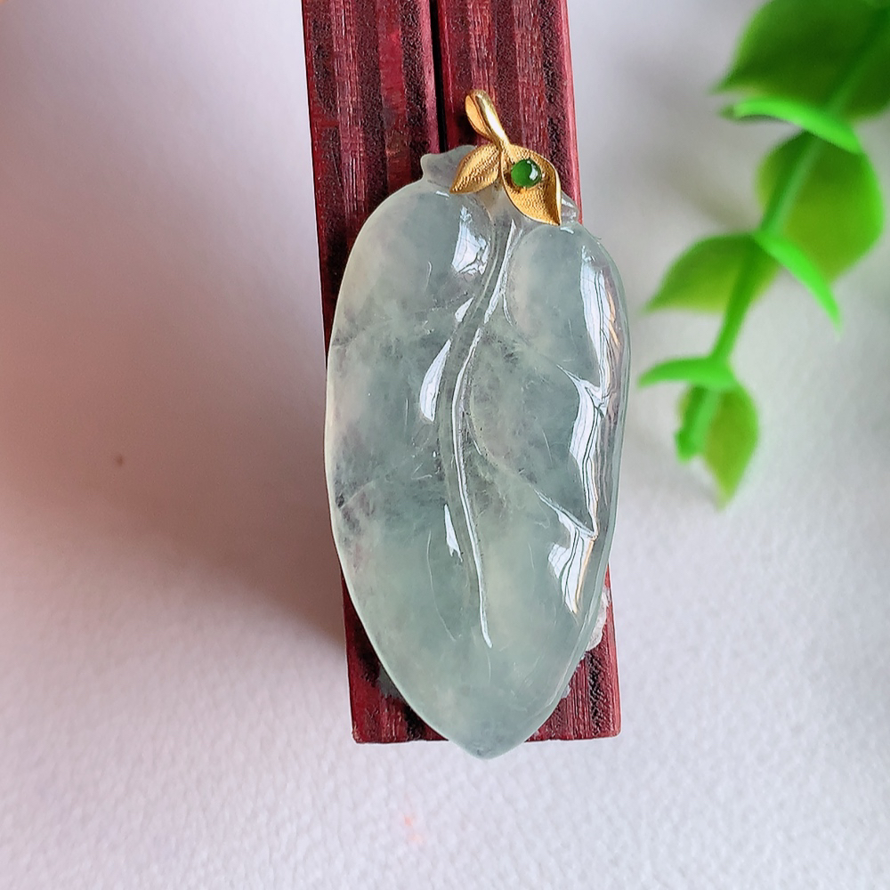 18k金扣冰润金枝玉叶翡翠吊坠  老种起胶感  飘花灵动  寓意“金枝玉叶，大业有成，一夜成名”  饱满大气，水润通透。W01.31   尺寸：32-15.8-3.5mm