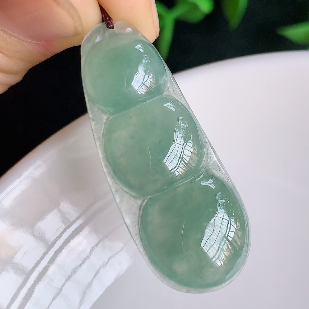 冰润福豆翡翠挂件，冰清玉洁  胶感十足  寓意“四季平安，福气满满”颜色鲜艳，清新自然，饱满通透   W357.31  尺寸：37-15-5mm