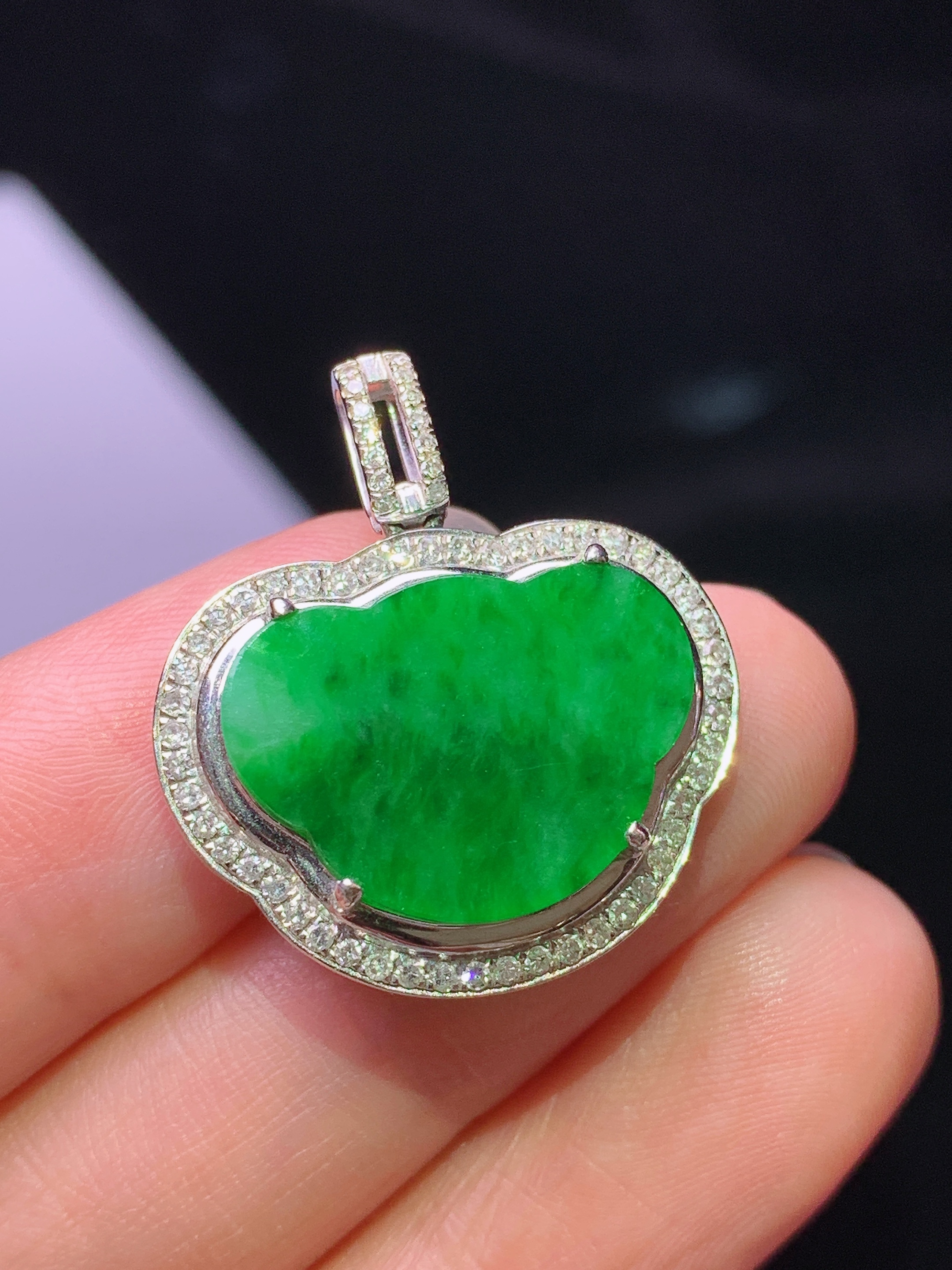 18k金钻镶嵌翠绿如意头吊坠 玉质细腻 色泽艳丽清新 水润亮眼 整体尺寸25.6*22.8*6.6m1