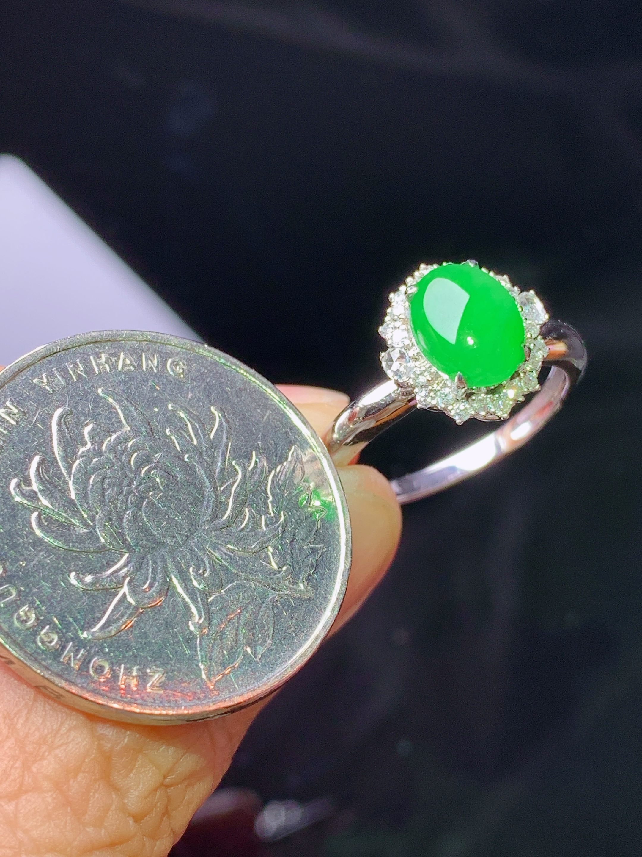 18k金钻镶嵌翠绿蛋面戒指 玉质细腻 色泽艳丽清新 水润亮眼 圈口14.5 整体尺寸11.3*10.5*8j2