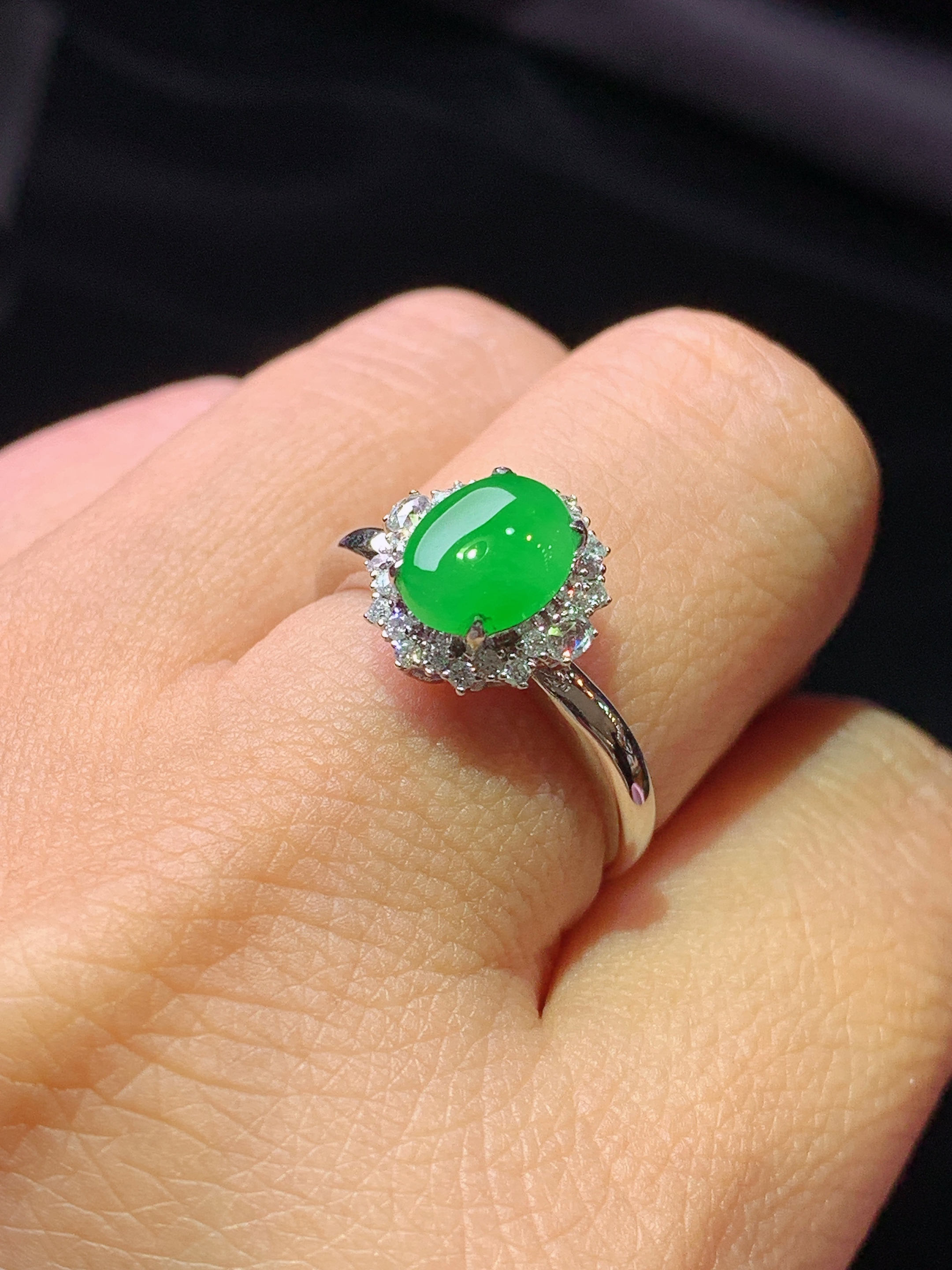 18k金钻镶嵌翠绿蛋面戒指 玉质细腻 色泽艳丽清新 水润亮眼 圈口14.5 整体尺寸11.3*10.5*8j2