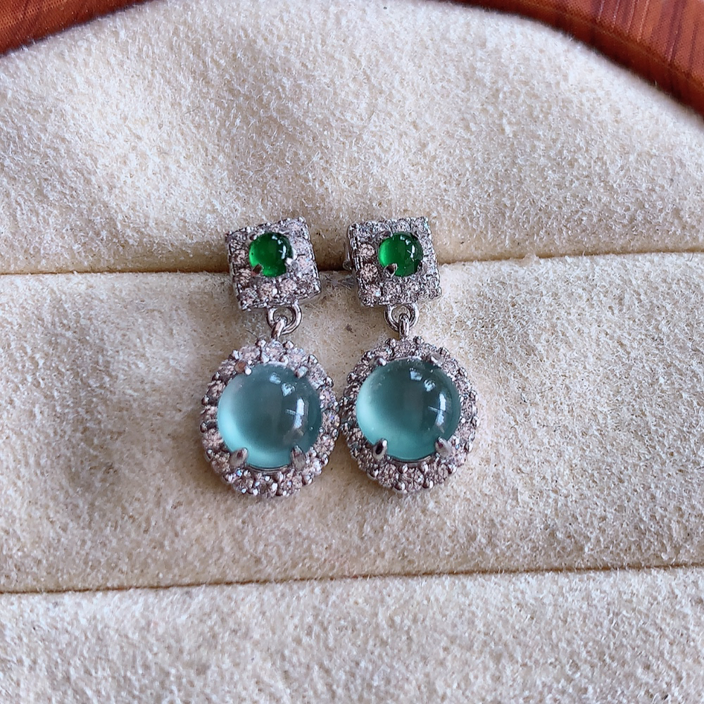 冰晴水翡翠925银镶嵌耳钉，自然光实拍，翠色灵动，颜色漂亮，种老水足，品相佳，佩戴佳品！W502.31  取一整体尺寸：15.5-7.5-4.6mm  裸石尺寸：5.5mm