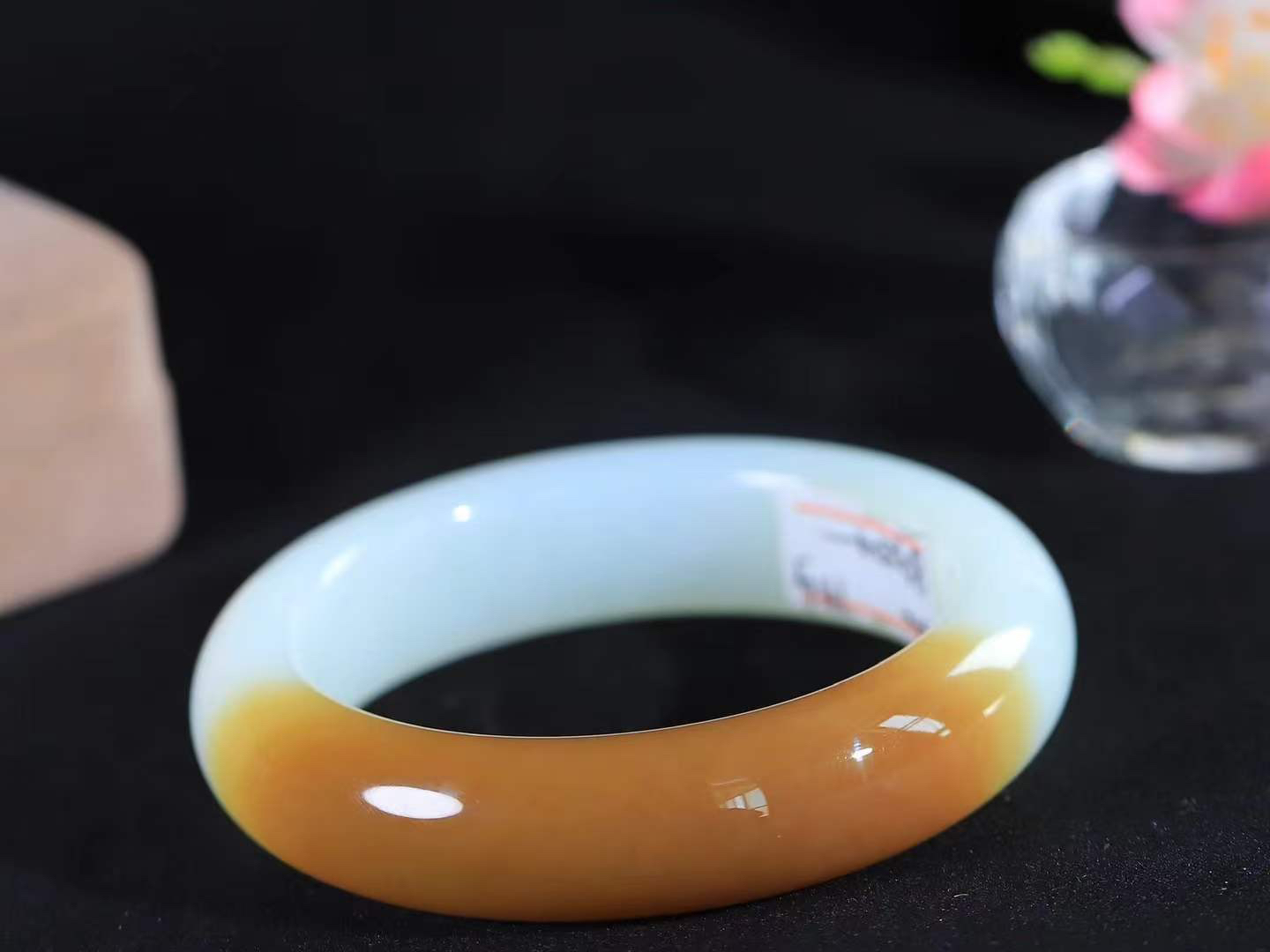 【婉约佳人.手镯】

收藏级臻品️和田玉糖白玉手镯 玉质温润细腻 油性十足 手感舒适，高华雅逸，线