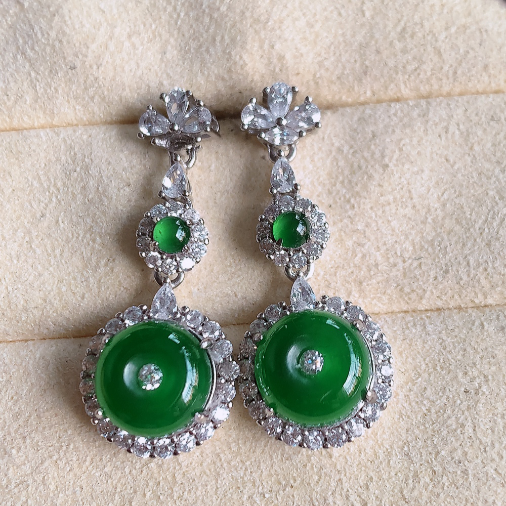 冰满绿翡翠925银镶嵌耳钉，自然光实拍，翠色灵动，颜色漂亮，种老水足，品相佳，佩戴佳品！W481.31  取一整体尺寸：29-12.2-7.3mm  裸石尺寸：8.8mm