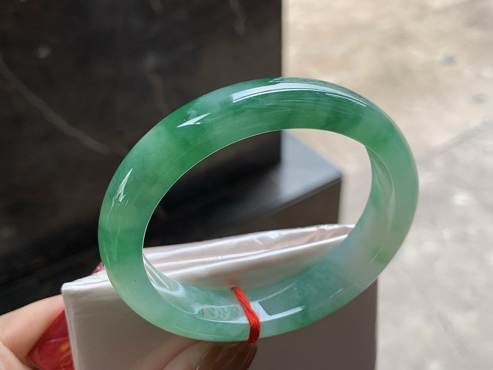 55-12.5-7.7

带色贵妃镯^_^正圈53可以带  颜色鲜艳浓郁 细腻的底子 种水好