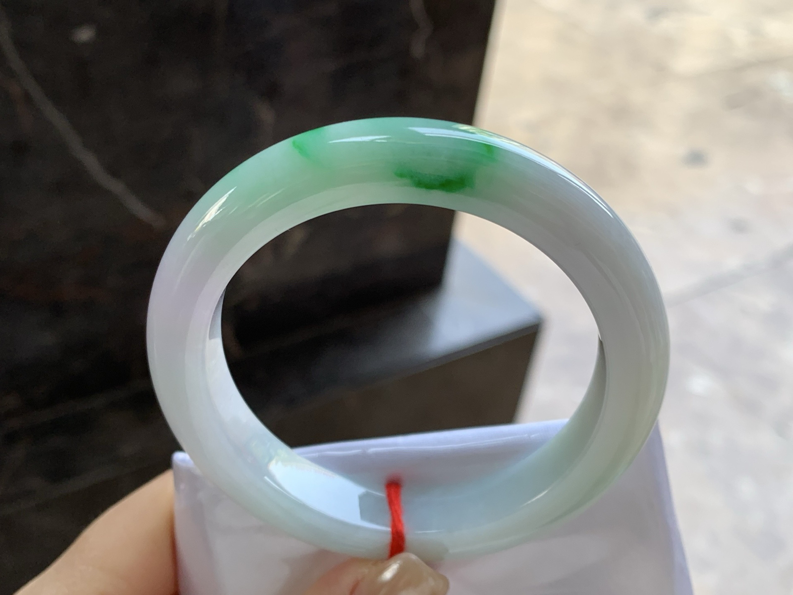 55-10.5-9

带色手镯^_^底子细腻 绿色浓郁