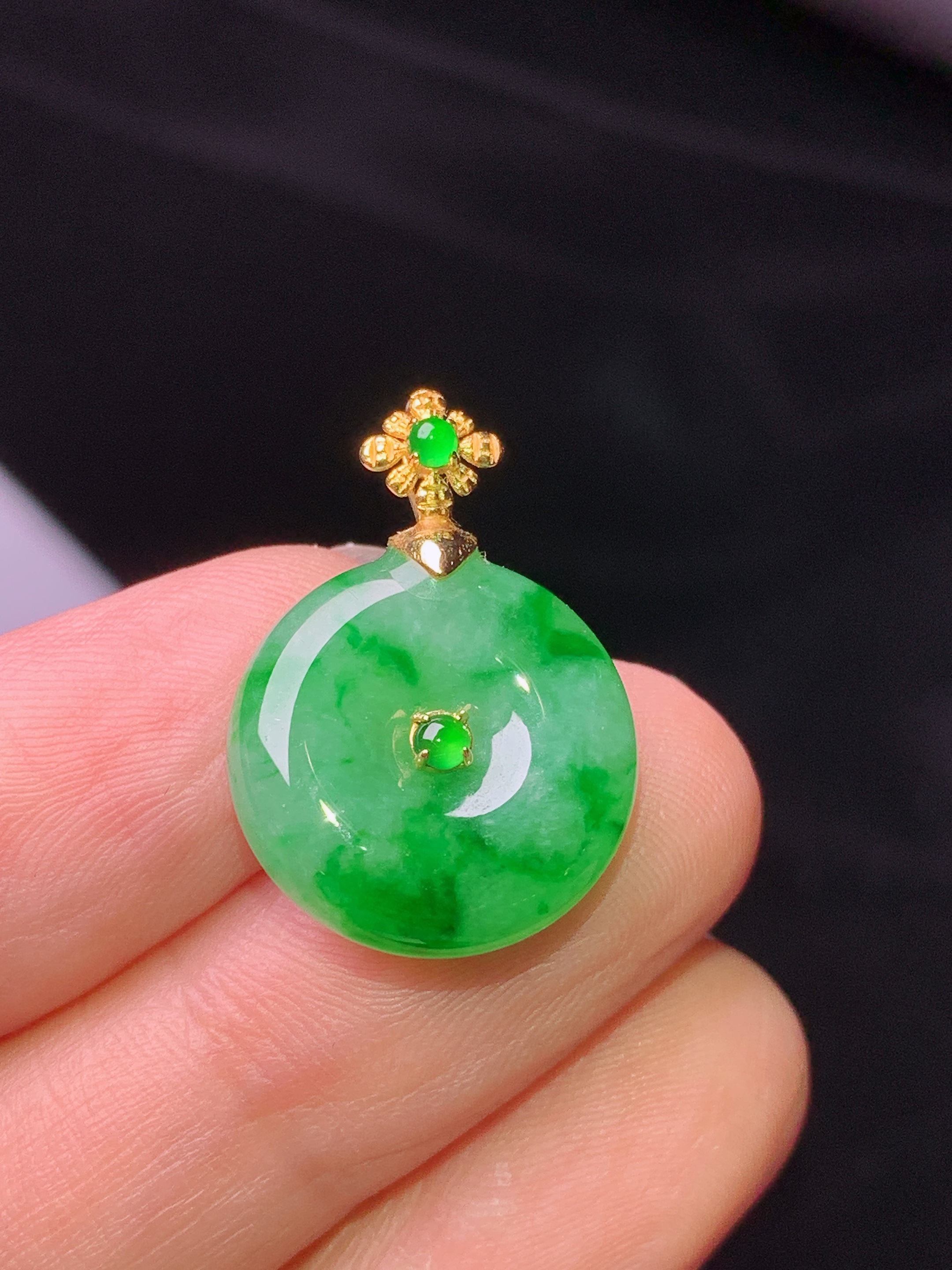 18k金钻镶嵌飘绿平安扣吊坠 玉质细腻 色泽艳丽清新 水润亮眼 整体尺寸22.6*16*5.5z1