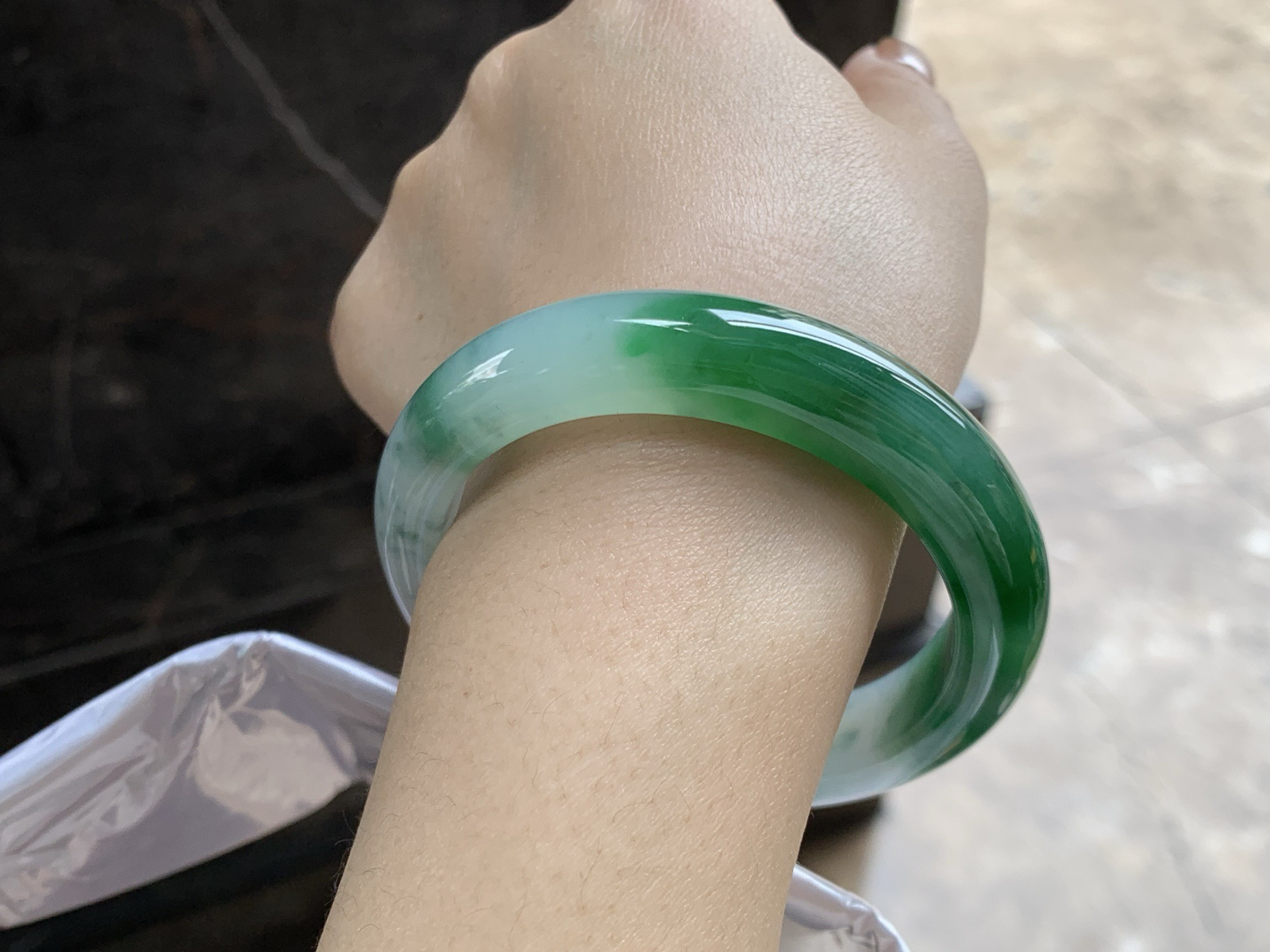 55.5-12.1-8.9

辣绿色手镯^_^有种有色～绿色浓郁漂亮