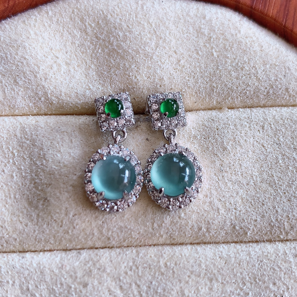 冰晴水翡翠925银镶嵌耳钉，自然光实拍，翠色灵动，颜色漂亮，种老水足，品相佳，佩戴佳品！W502.31  取一整体尺寸：15.5-7.5-4.6mm  裸石尺寸：5.5mm