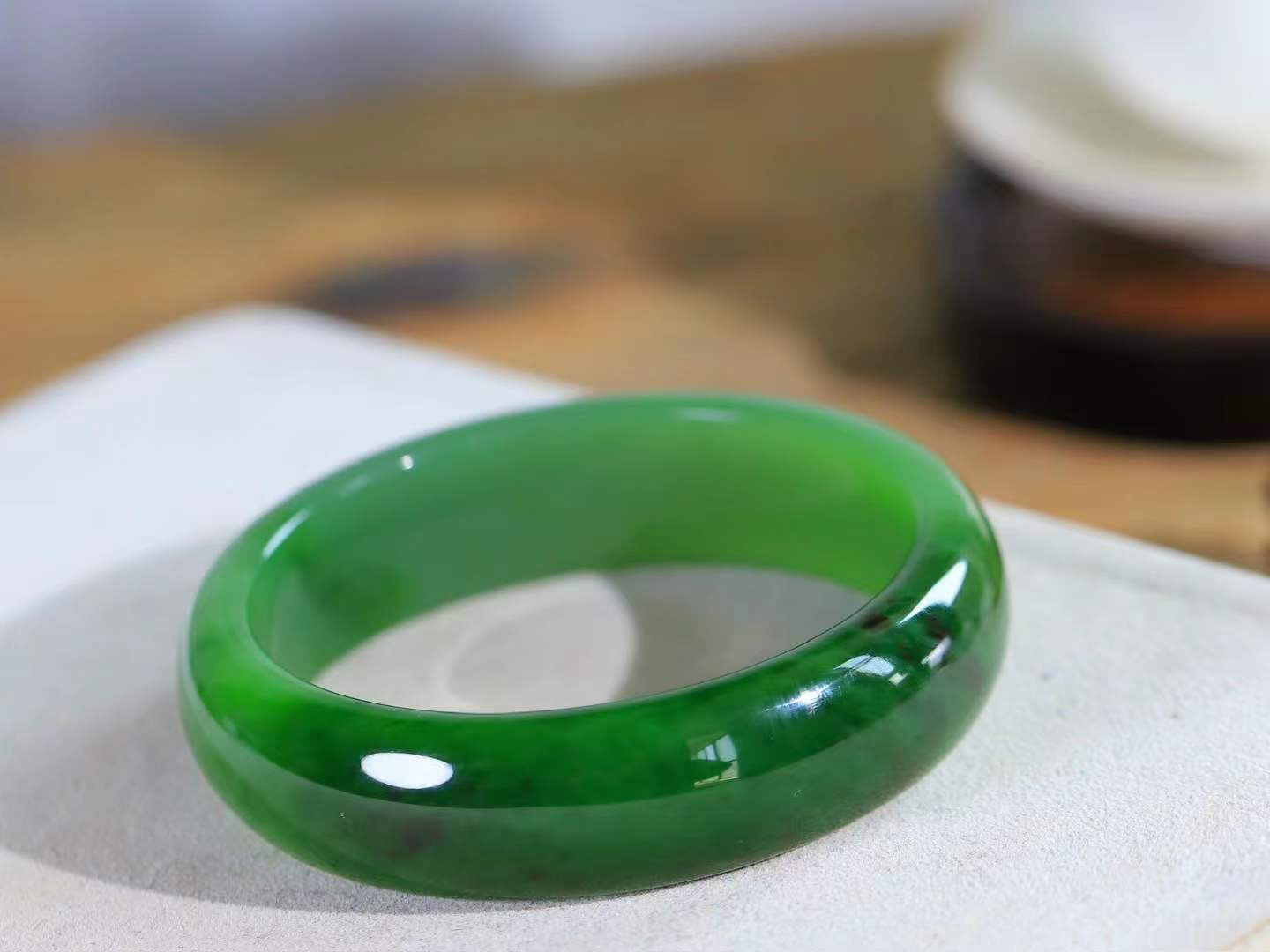 【悠悠芳华.镯】

精品️和田玉碧玉手镯 玉质温润 青葱岁月，尽收腕中，婉转流畅，凝岁月悠长。盈