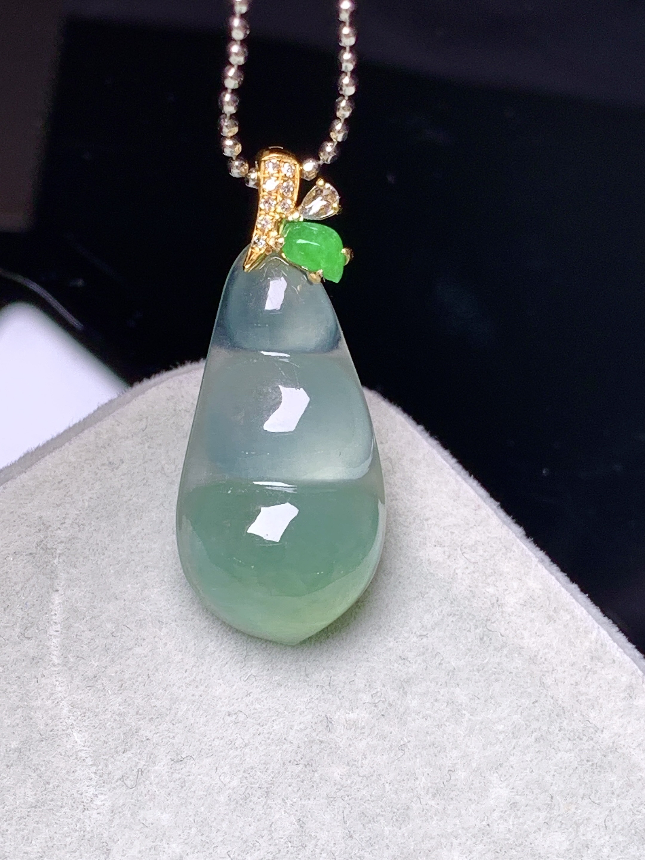 18k金钻镶嵌冰种四季豆吊坠 玉质细腻 色泽艳丽清新 水润亮眼 整体尺寸27.2*11.8*5.5j2