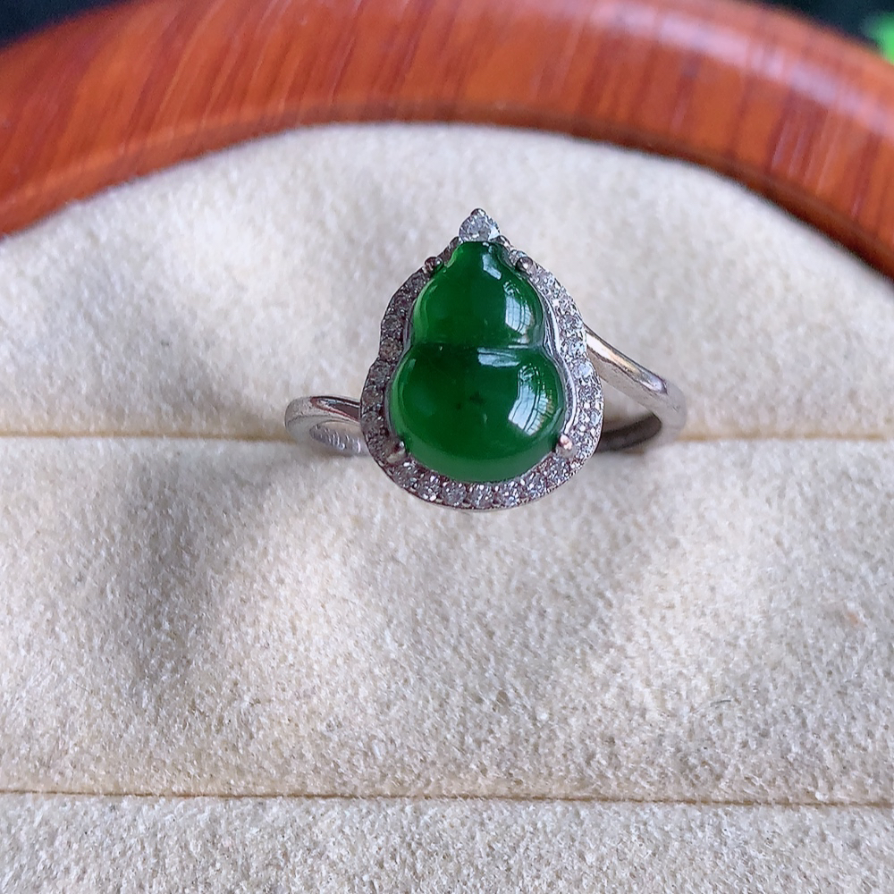 冰润满绿精美翡翠葫芦戒指  玉质细腻  冰清玉润  飘花灵动  颜色漂亮  W481.31  内径尺寸：17-13-6mm  裸石尺寸：10-7mm