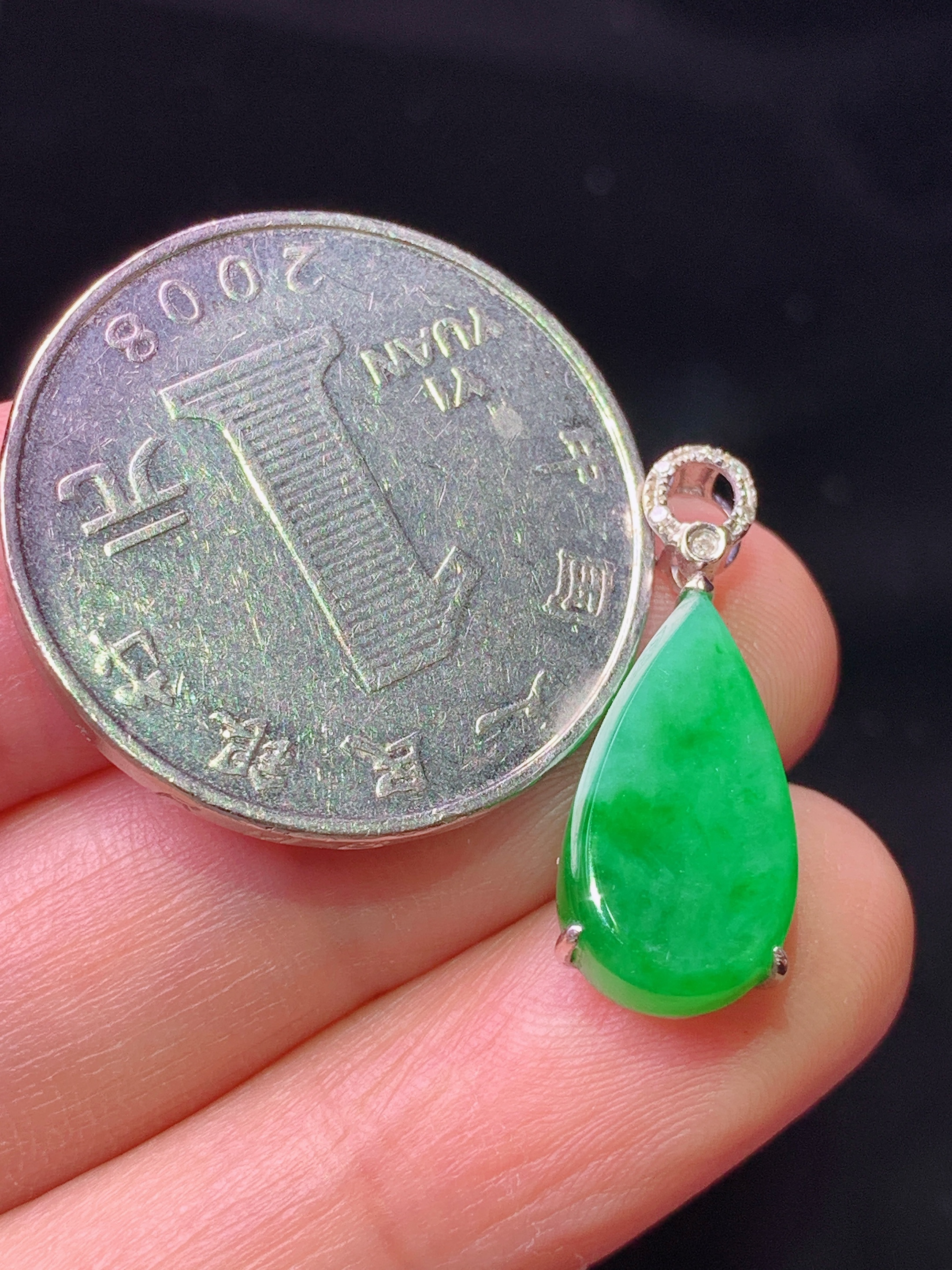 18k金钻镶嵌满绿水滴吊坠 玉质细腻 色泽艳丽清新 水润亮眼 整体尺寸21.8*8.5*4.8b1