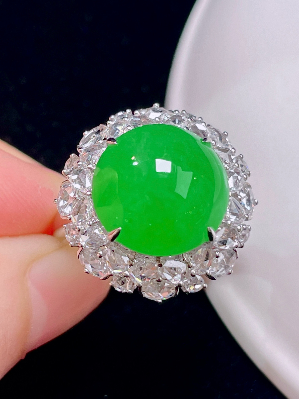 满绿戒指 色绿无比 满钻镶嵌
整体：18.5/18.8/12.7
裸石：12.1/12.2。