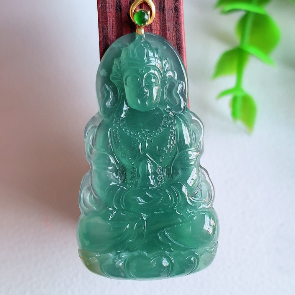 18k金扣蓝冰精雕观音吊坠，法相端庄大气，工艺精湛，种色浓郁，细腻饱满冰润，种老水足，收藏佳品，佩戴大气  W01.31   尺寸：38.5-22.5-4.2mm