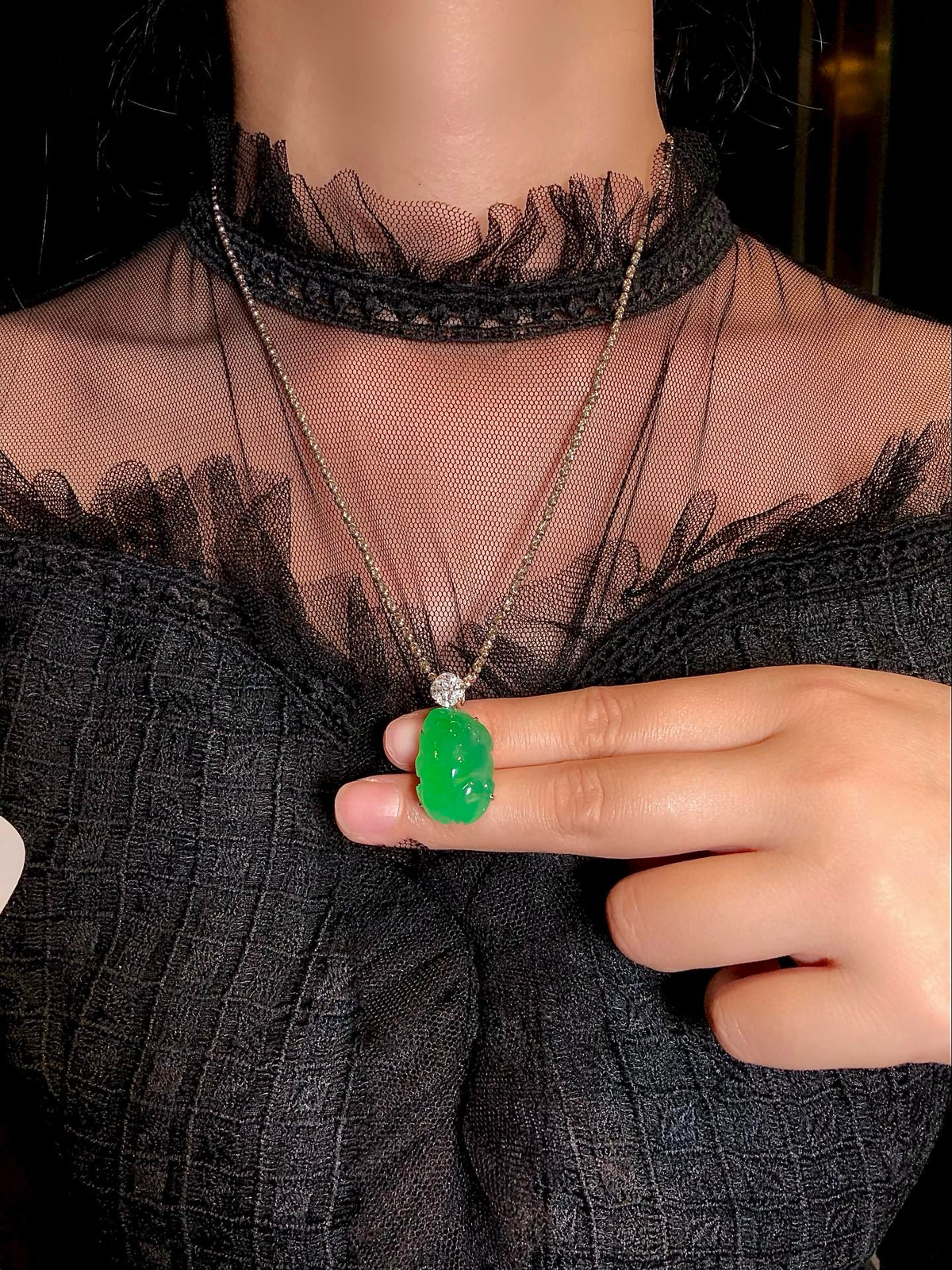 高冰阳绿貔貅吊坠 ，超级饱满厚庄，立体感十足，水润阳绿，佩戴清新怡人，甜美可爱.
整体尺寸：28.5x14.8x12