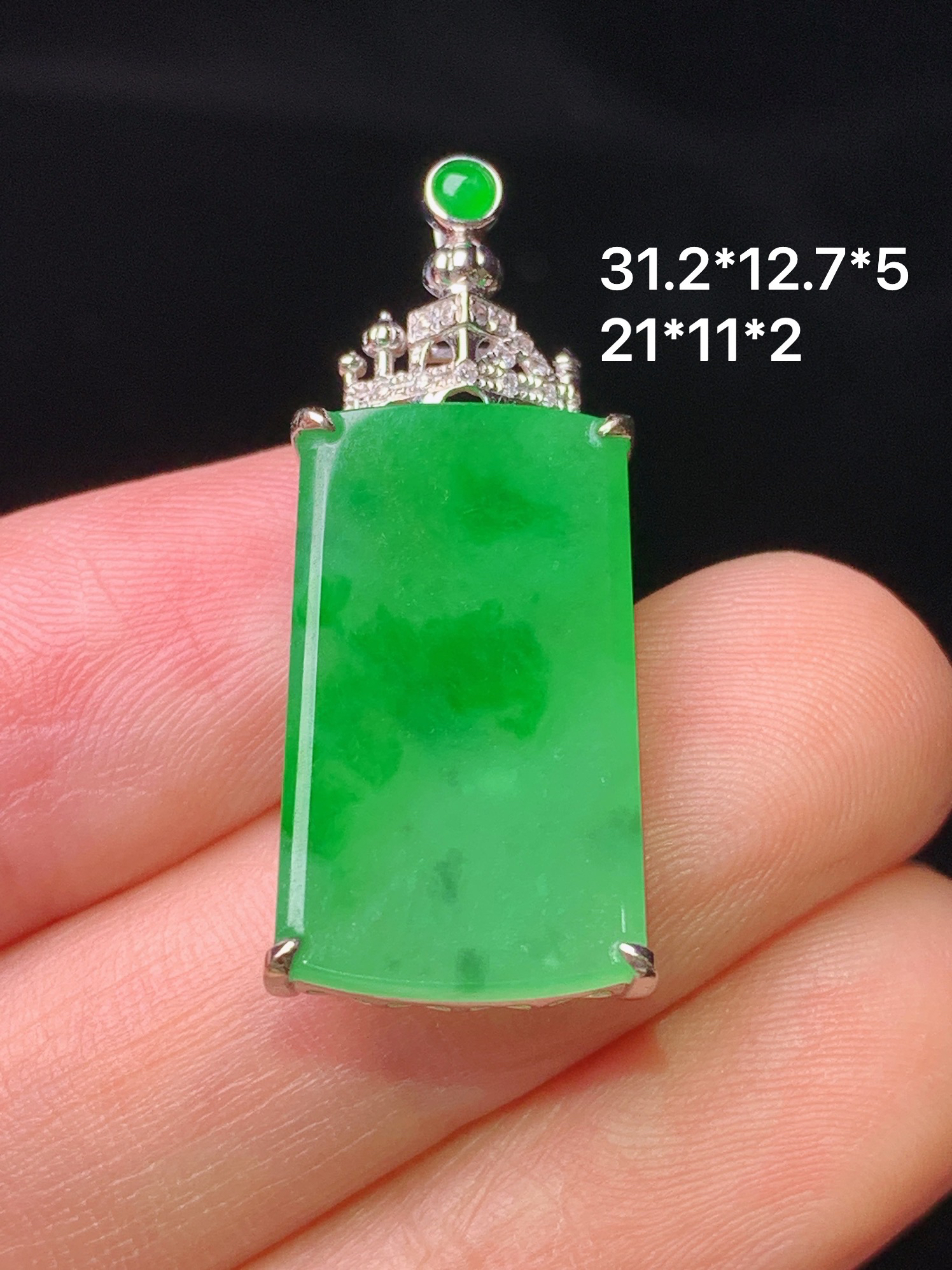 18k金钻镶嵌翠绿无事牌吊坠 玉质细腻 色泽艳丽清新 水润亮眼 整体尺寸31.2*12.7*5b1